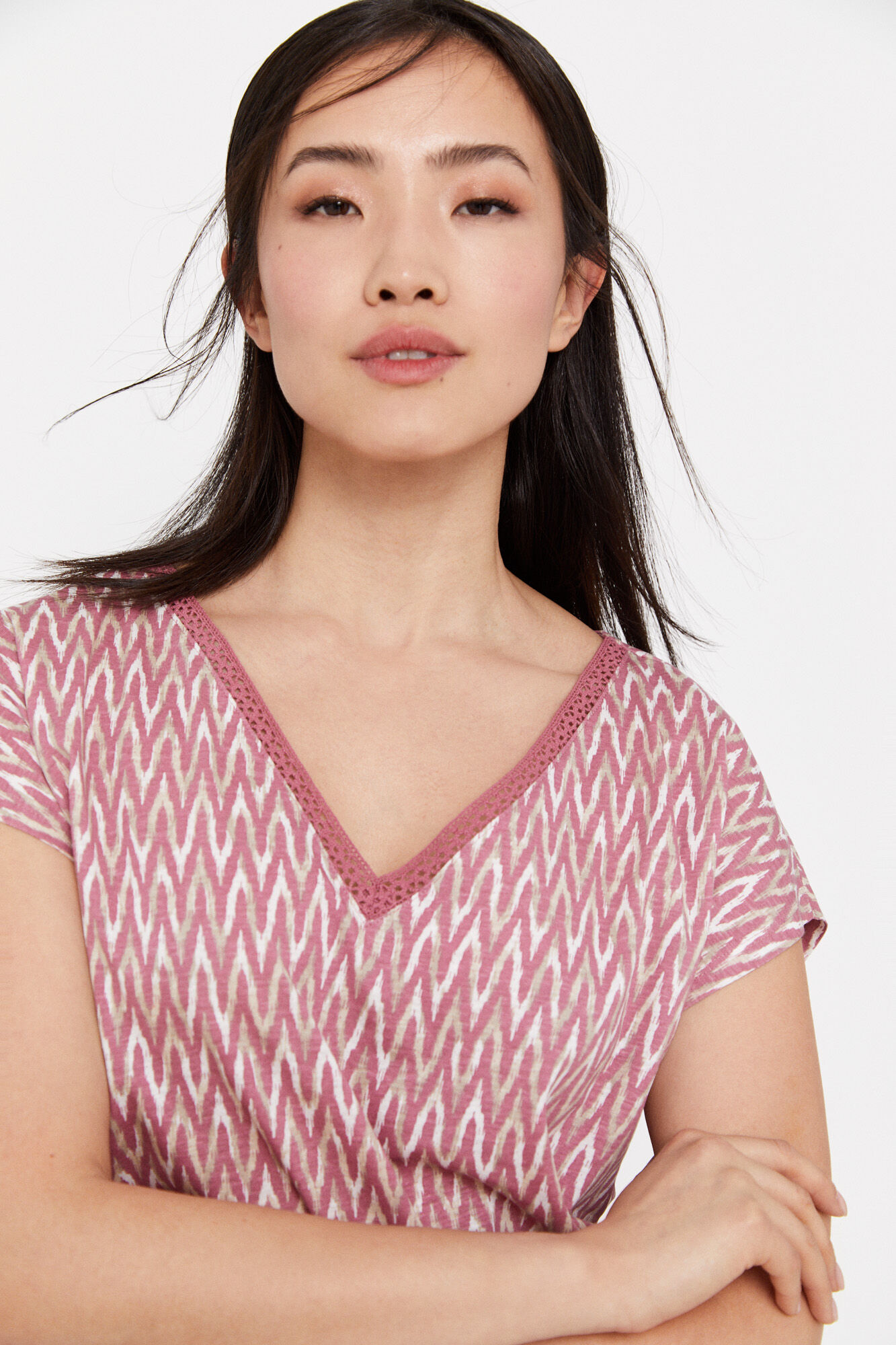Camiseta com decote em V e detalhe em renda - Rosa