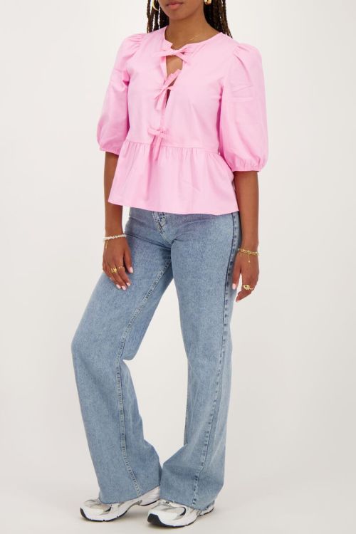 Roze top met strikjes en pofmouwen