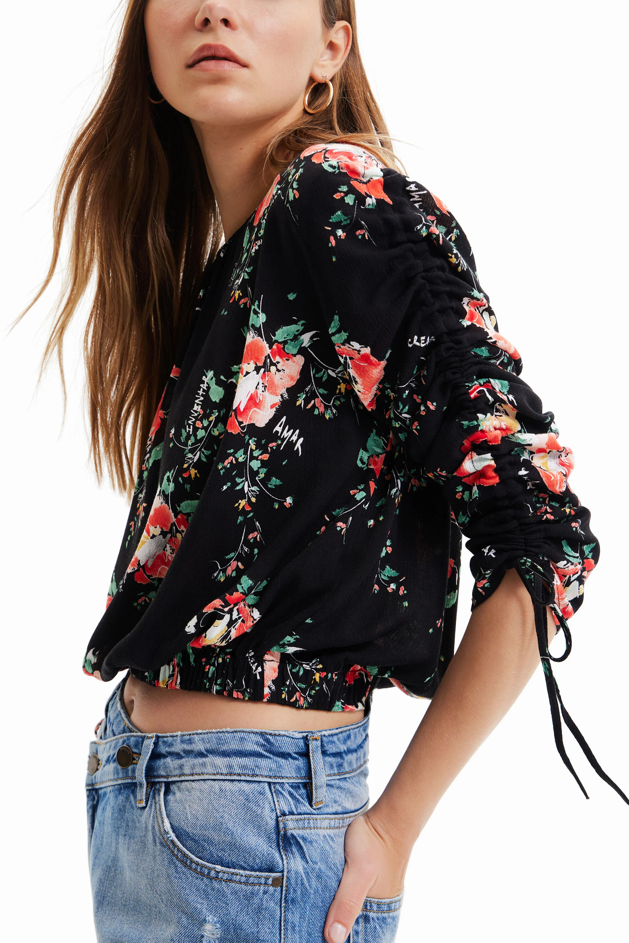 Blusa floral com mangas ajustáveis