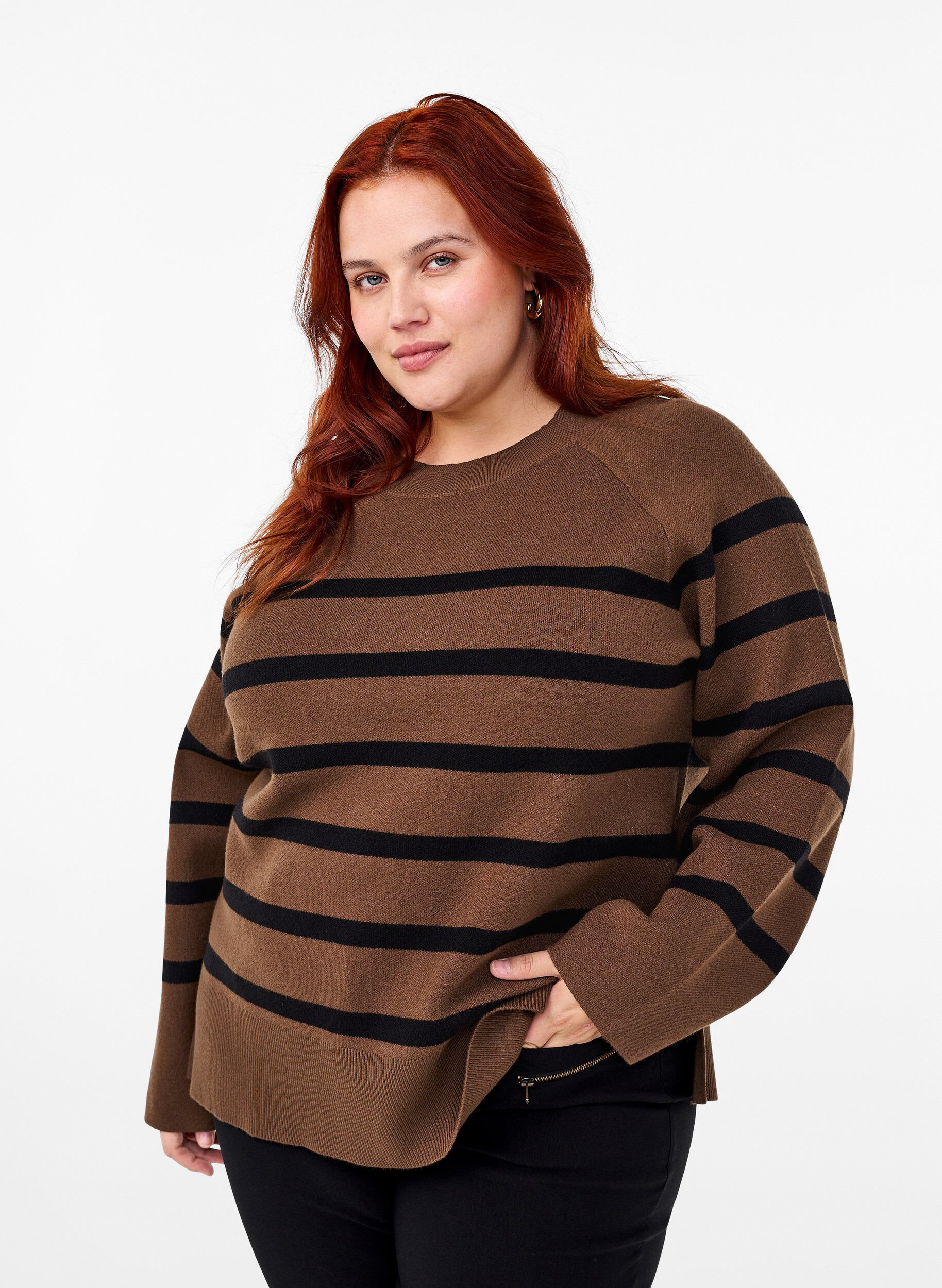 Stribet strikbluse med rund hals