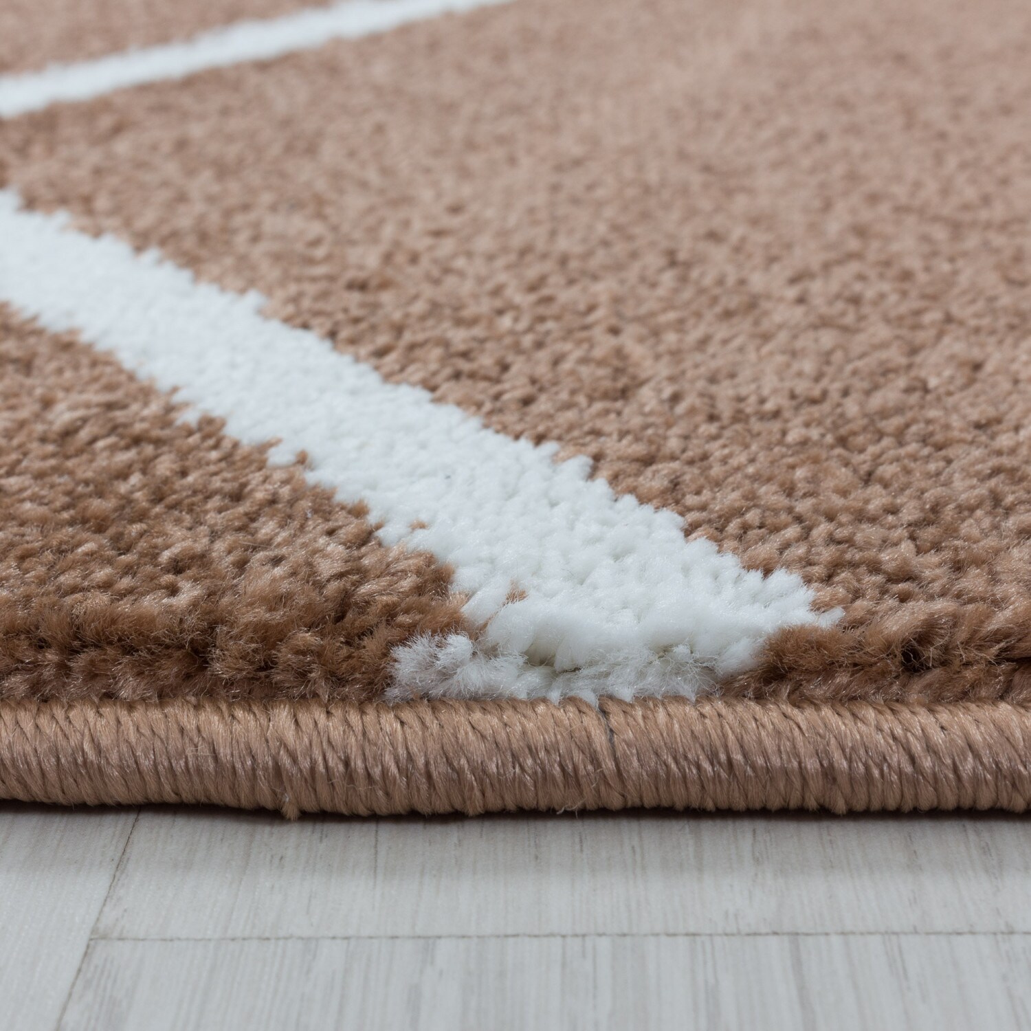Stilvoller Designer Teppich: Modernes Kurzflor-Zick-Zack Design, Wohnzimmer