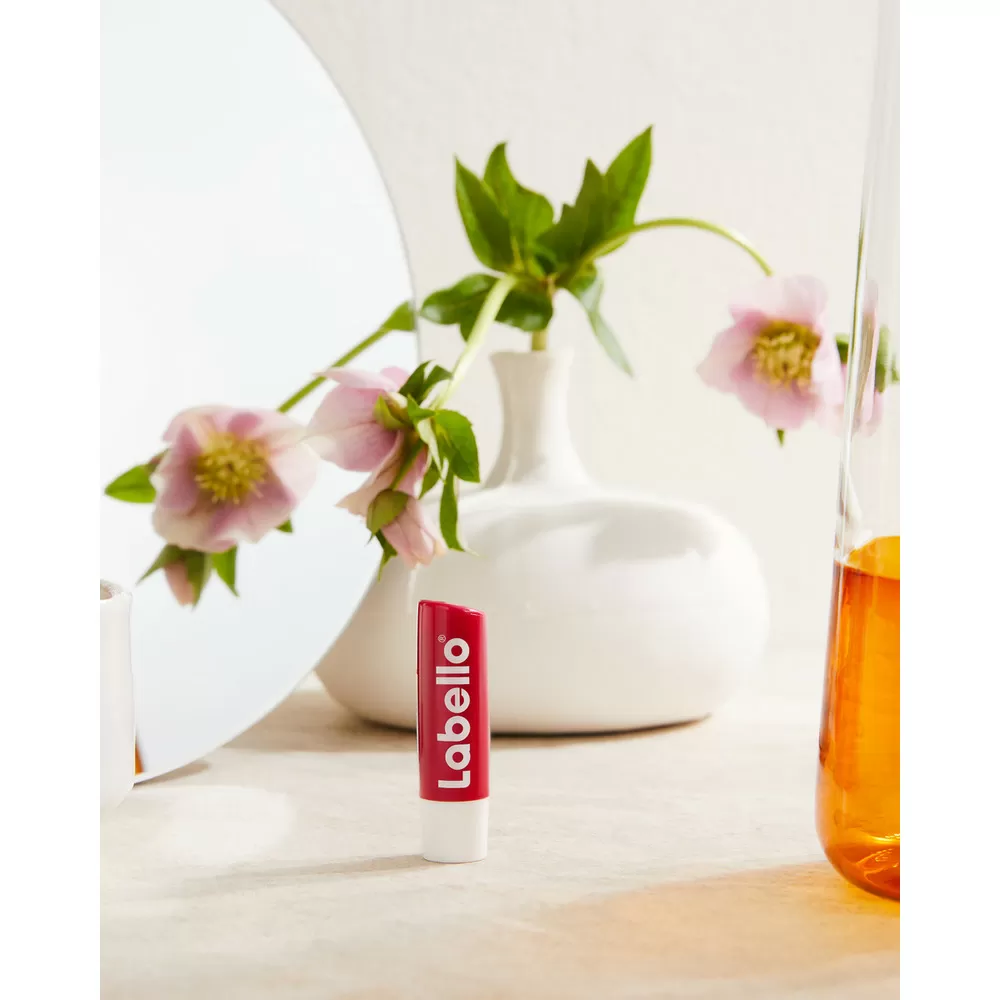Labello Strawberry Shine Lip Balm - 5,5 ml.