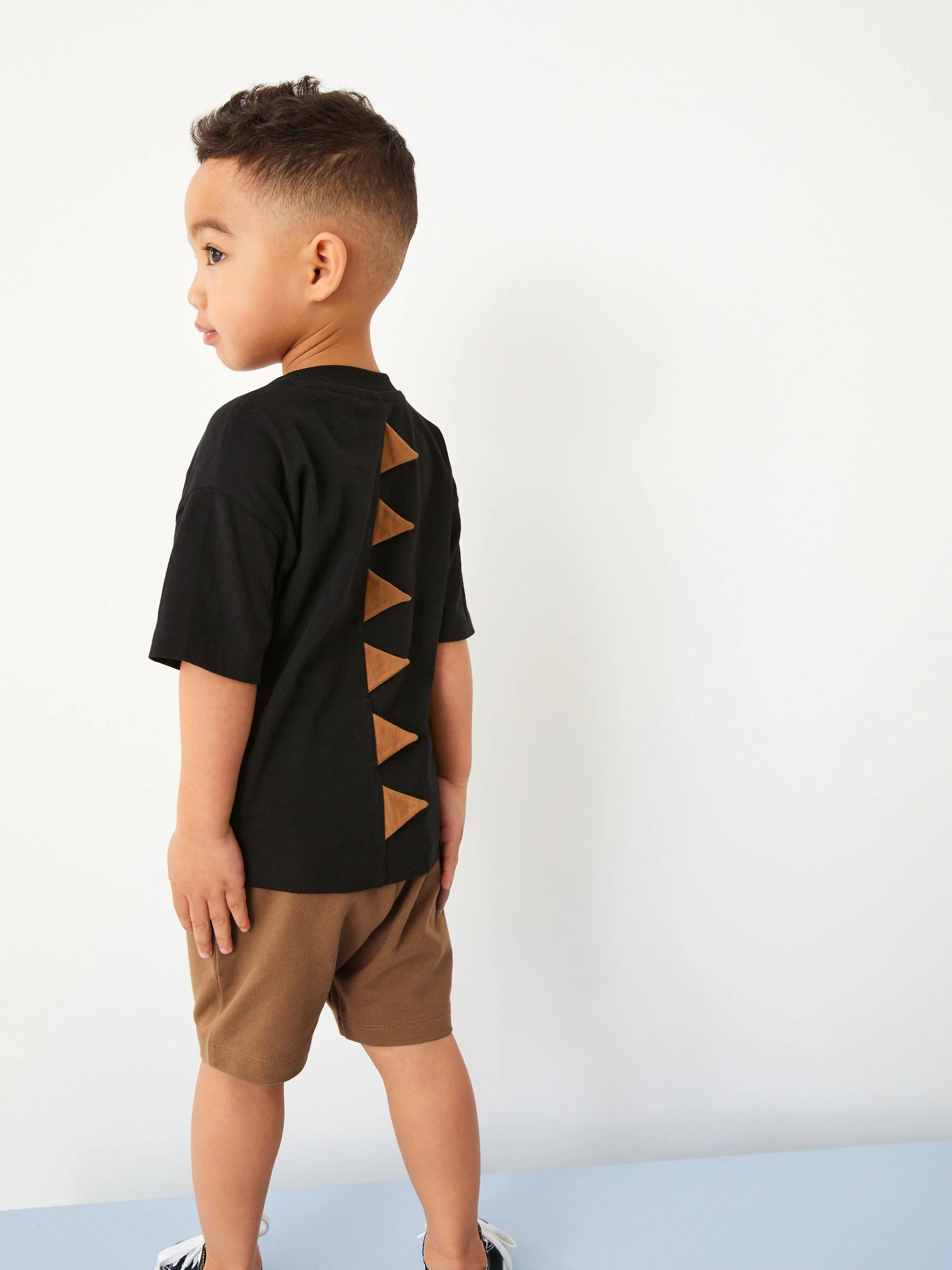 Zwart/lichtbruine dinosaurus - Set van 2 T-shirts met korte mouwen en shorts (3 mnd - 7 jr) (3 mnd - 7 jr)