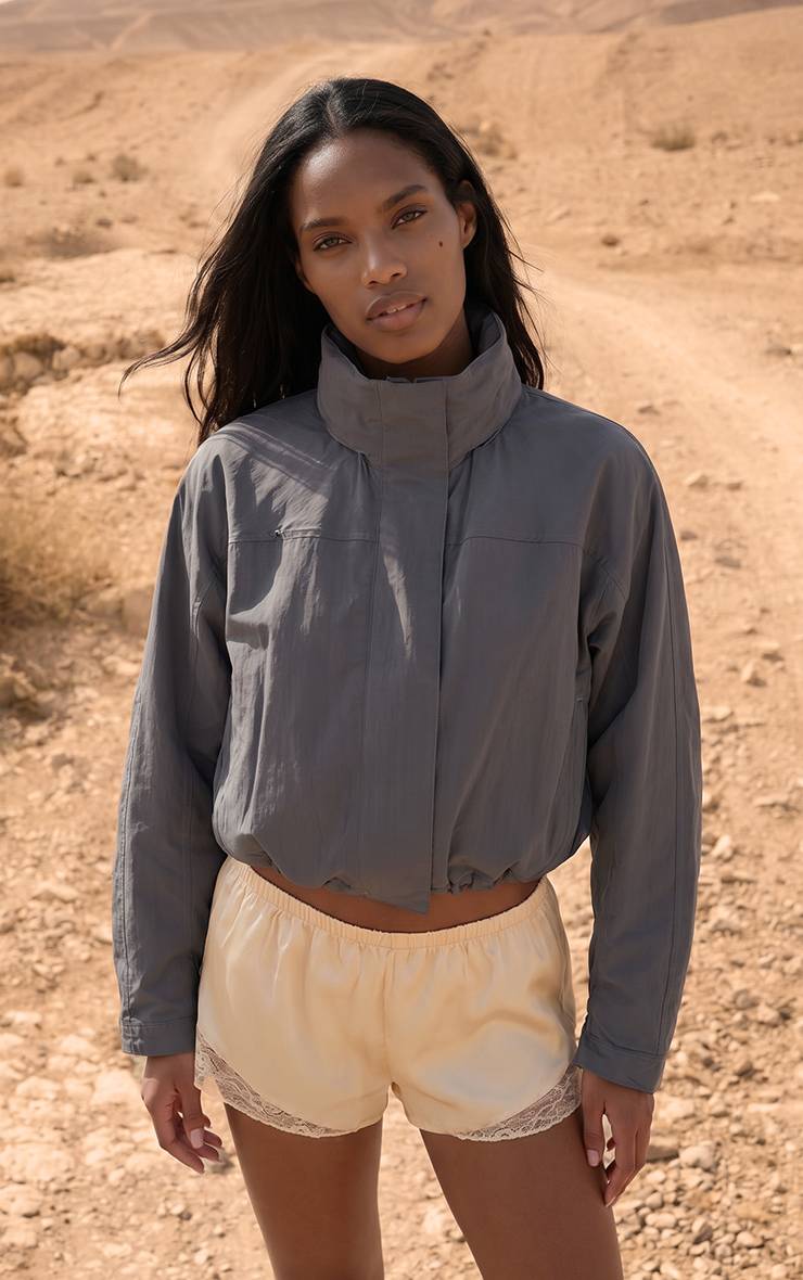 Citron Short Satiné Avec Détails En Dentelle