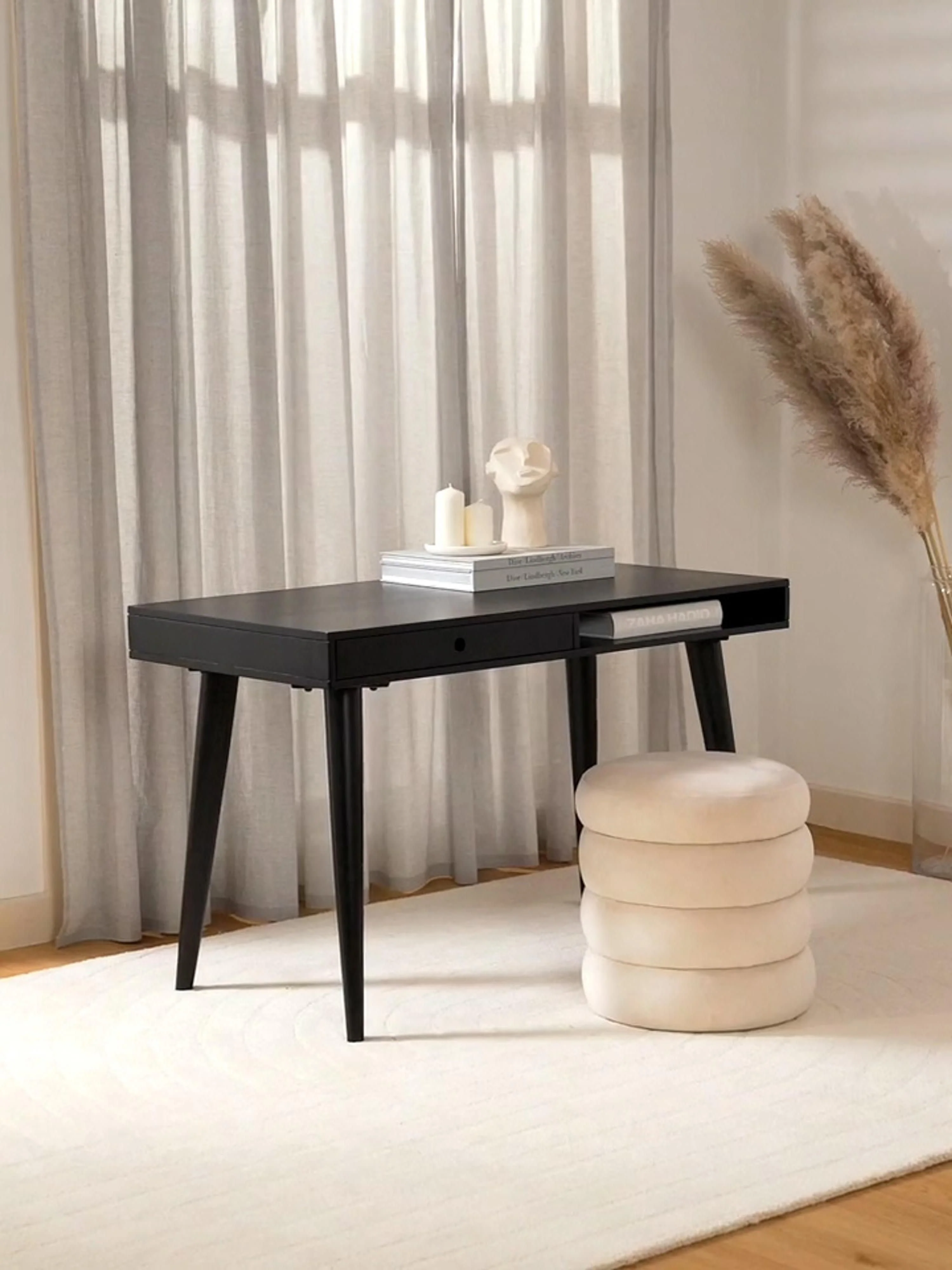 Bureau Tova van massief hout met lades