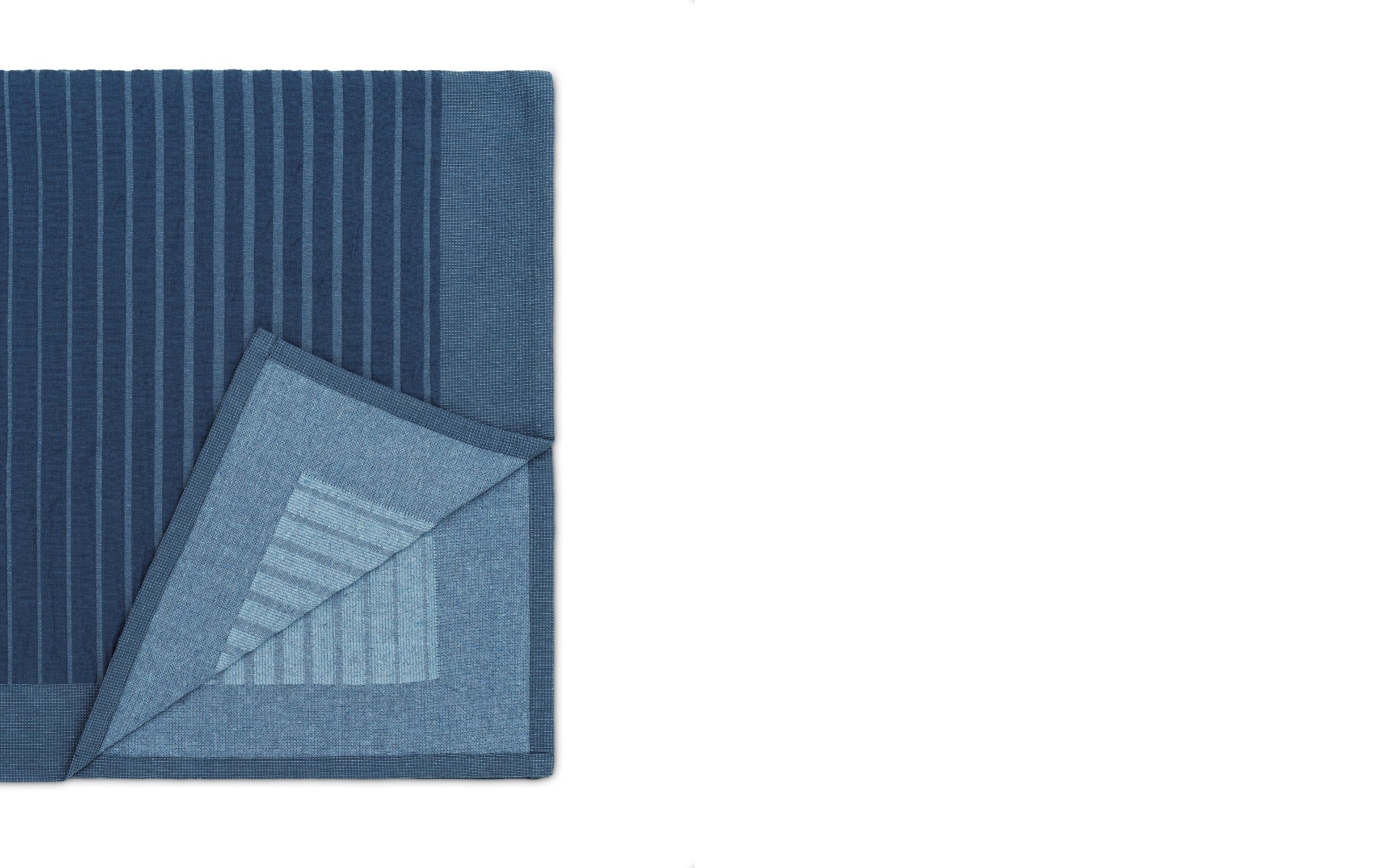Normann Copenhagen  Slumber sengetæppe, Fading Stripes Dark Blue - 250x250 cm.