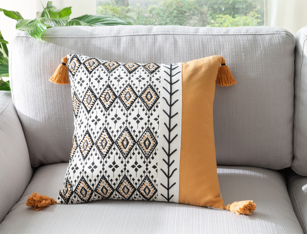 Coussin bande moutarde imprimé et brodé-Itinéraire d'Ailleurs