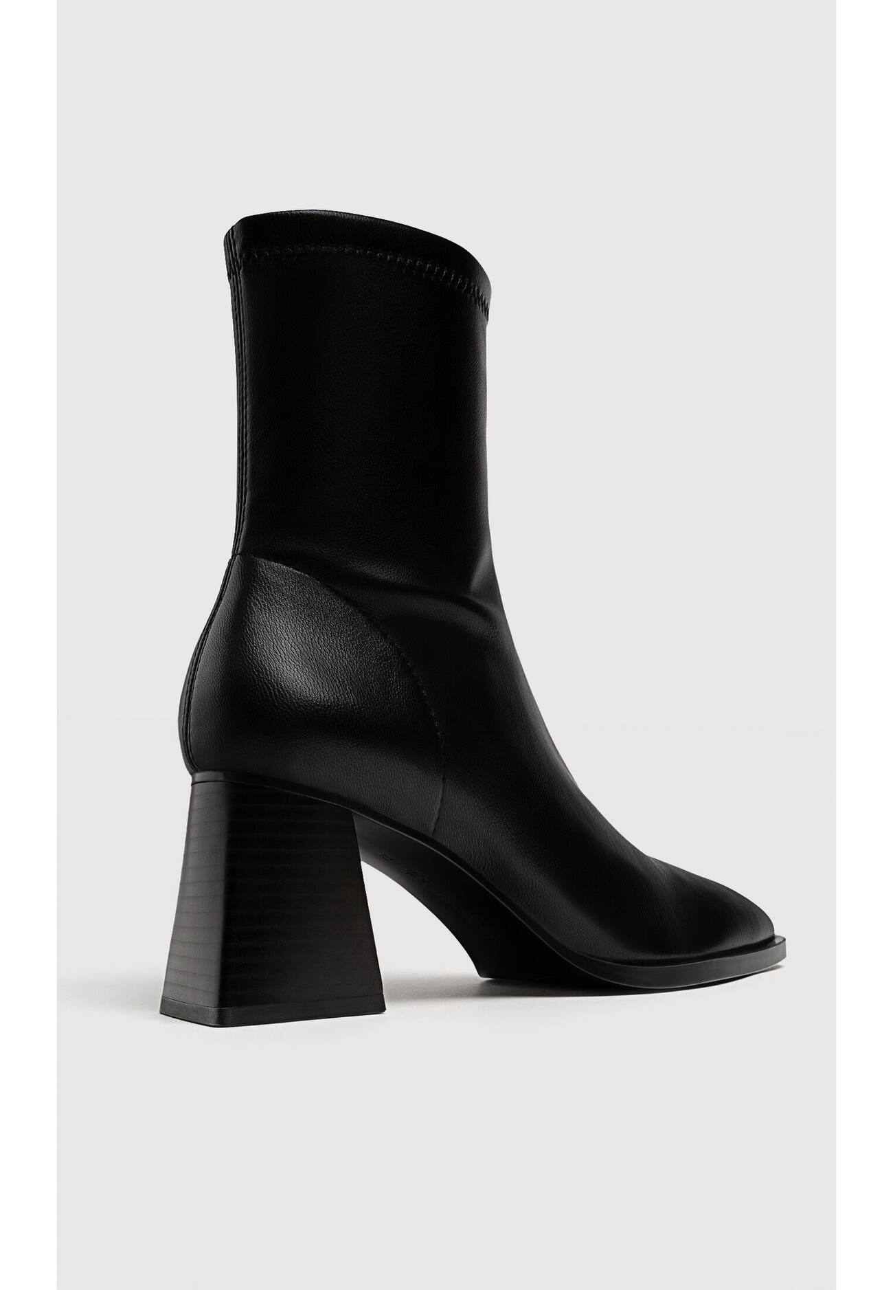 Botas de salto médio com pernas elásticas