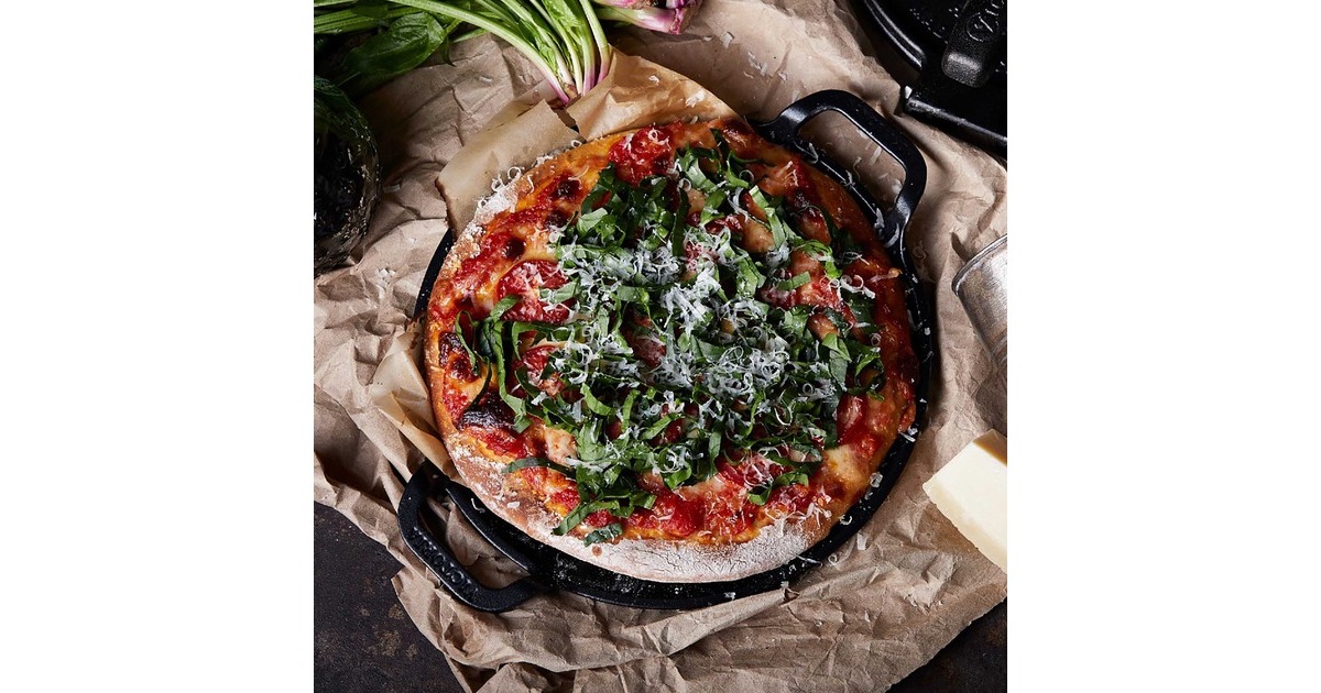 VictoriaPizzapan met twee handgrepen 25 cm, Seasoned bak-/braadpan  (Zwart, Color packaging)