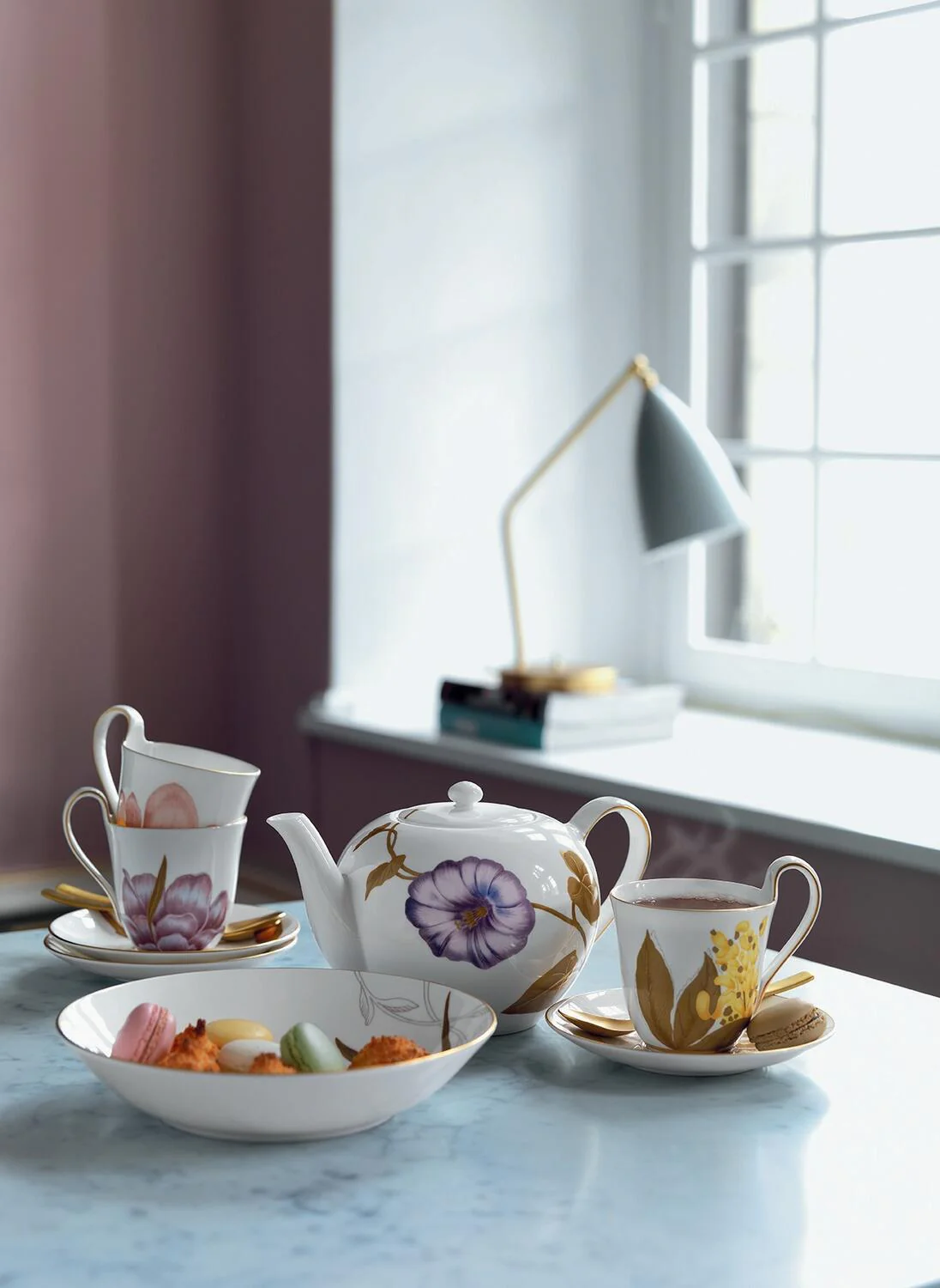 Royal Copenhagen  Flora tekande m. låg, Snerle - 130 cl.
