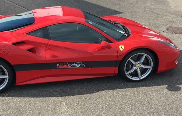 Ferrari fahren auf der Bergstrecke