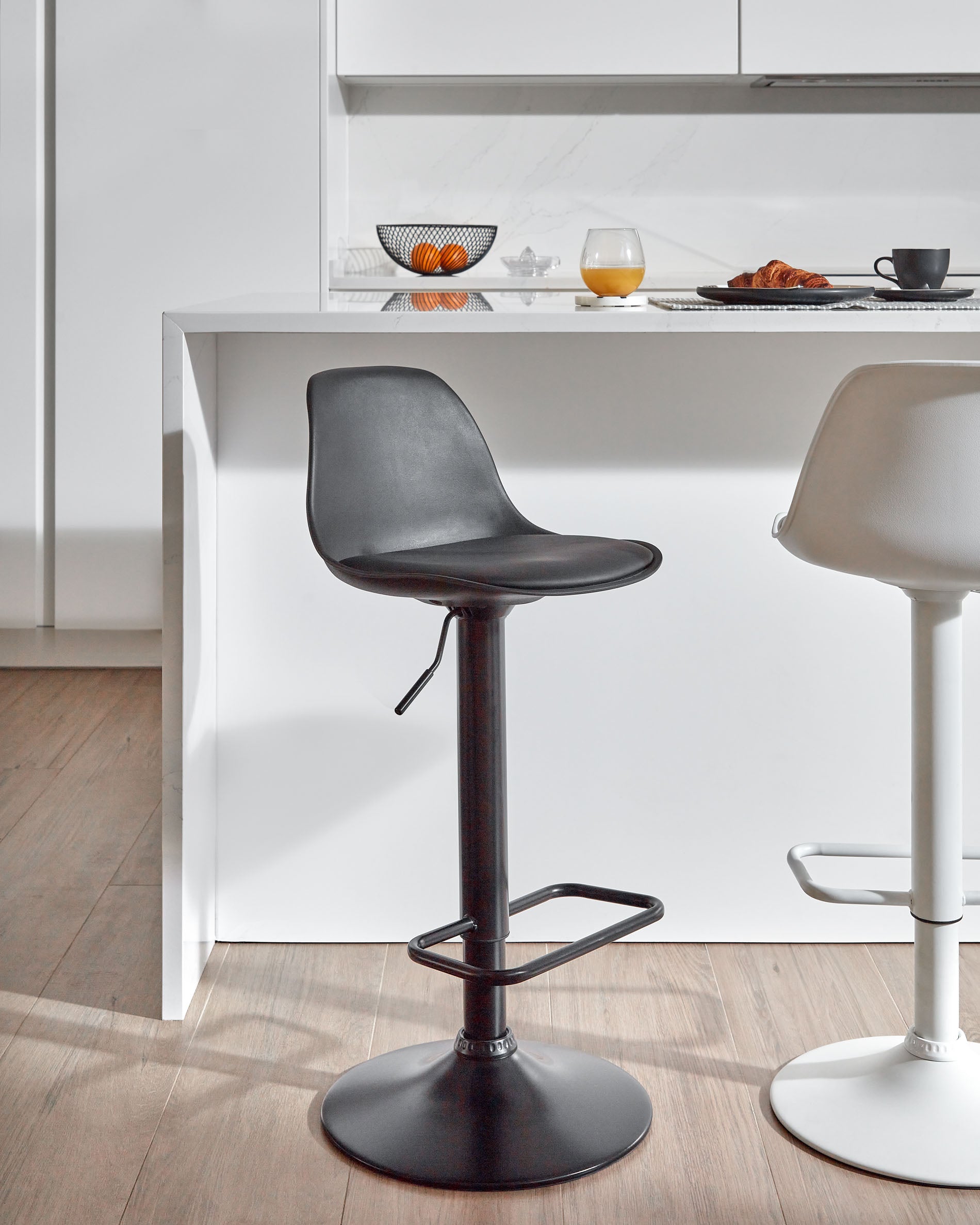 Kave Home - Orlando-T barkruk wit kunstleer en mat wit staal 60-82 cm