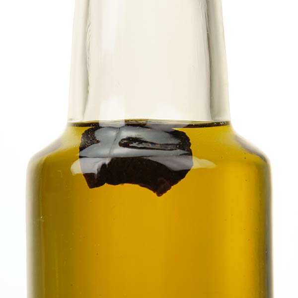 Spécialité à base d'huile d'olive et de truffe noire (morceau 1% et arômes)