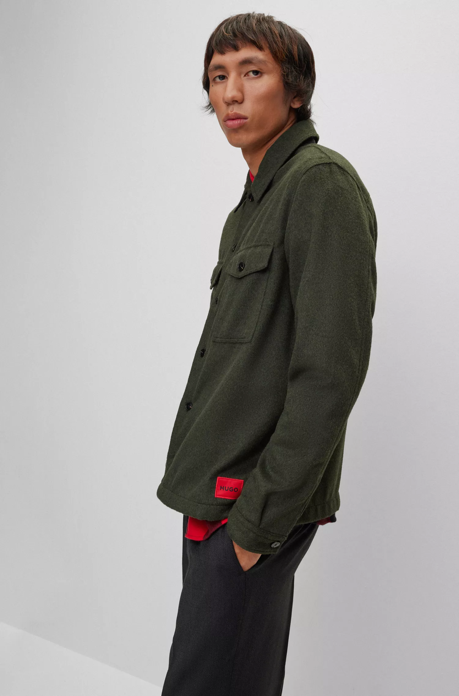 Sobretudo HUGO vermelho de modelagem oversized com etiqueta vermelha com o logotipo.