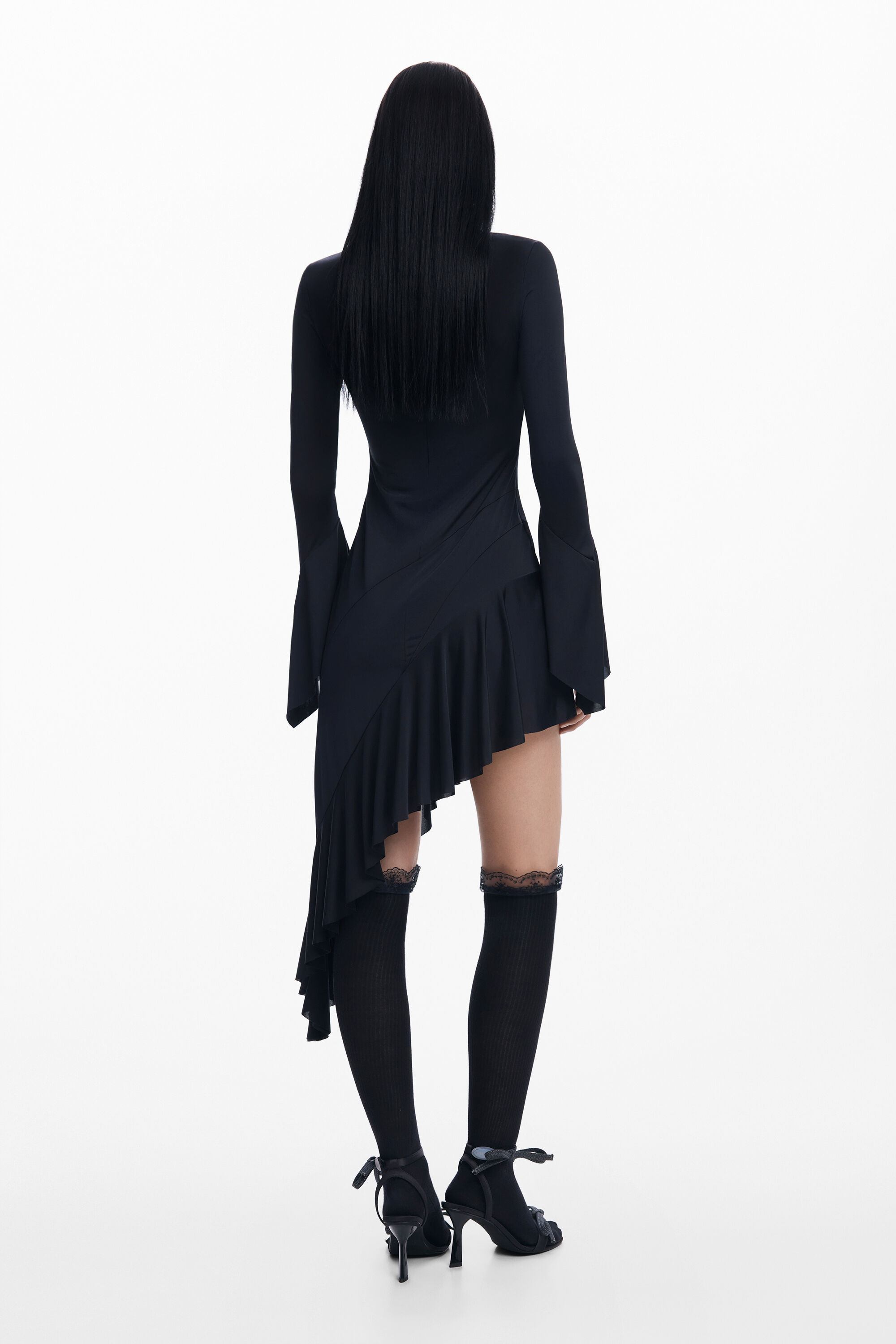 Vestido preto assimétrico da María Escoté