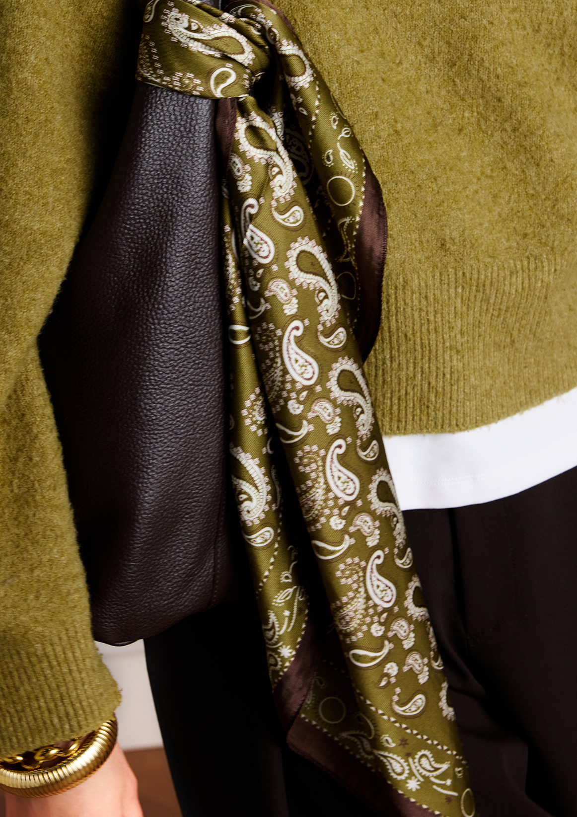 Groen sjaaltje met bruin en witte details