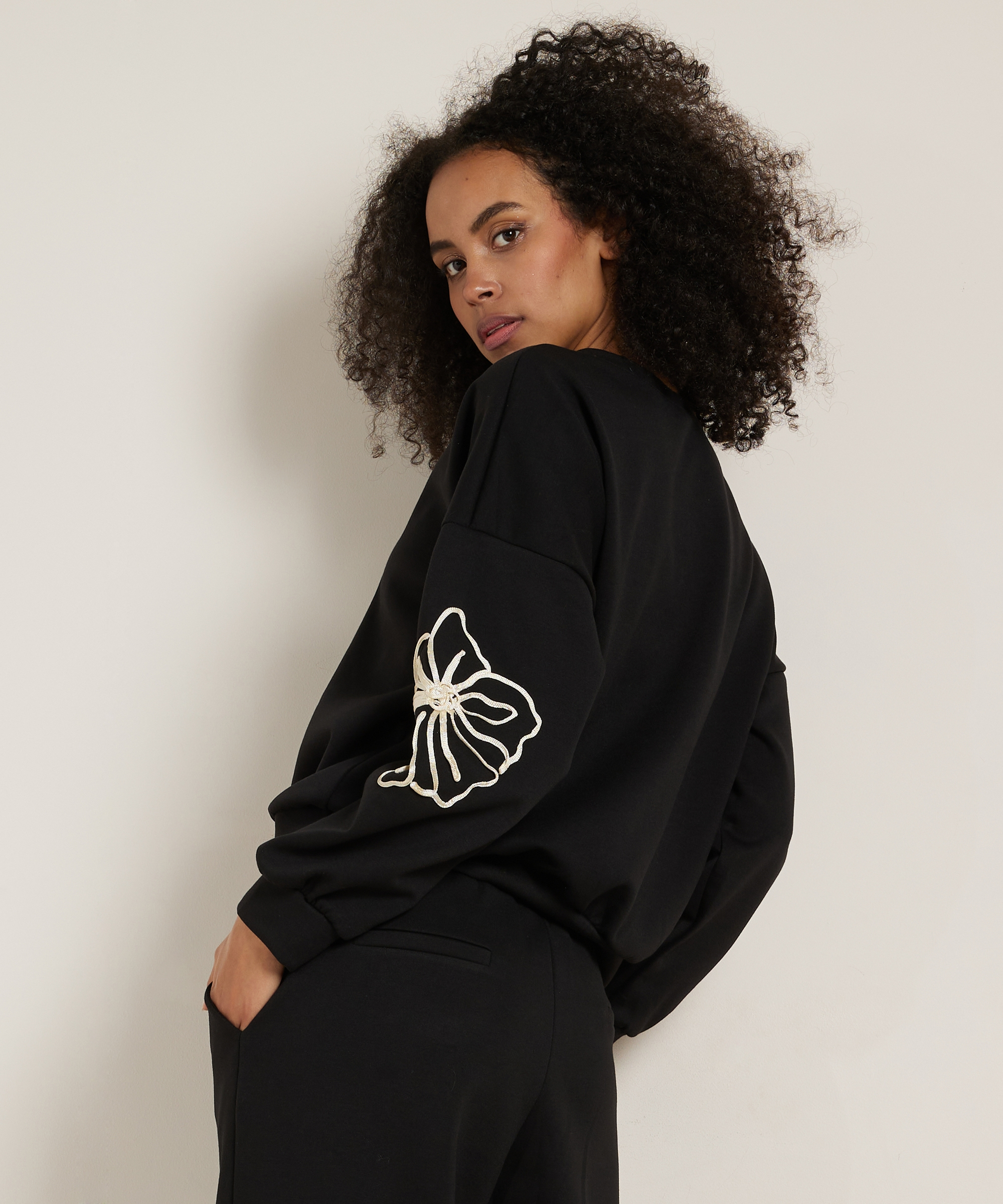 trui met bloem embroidery