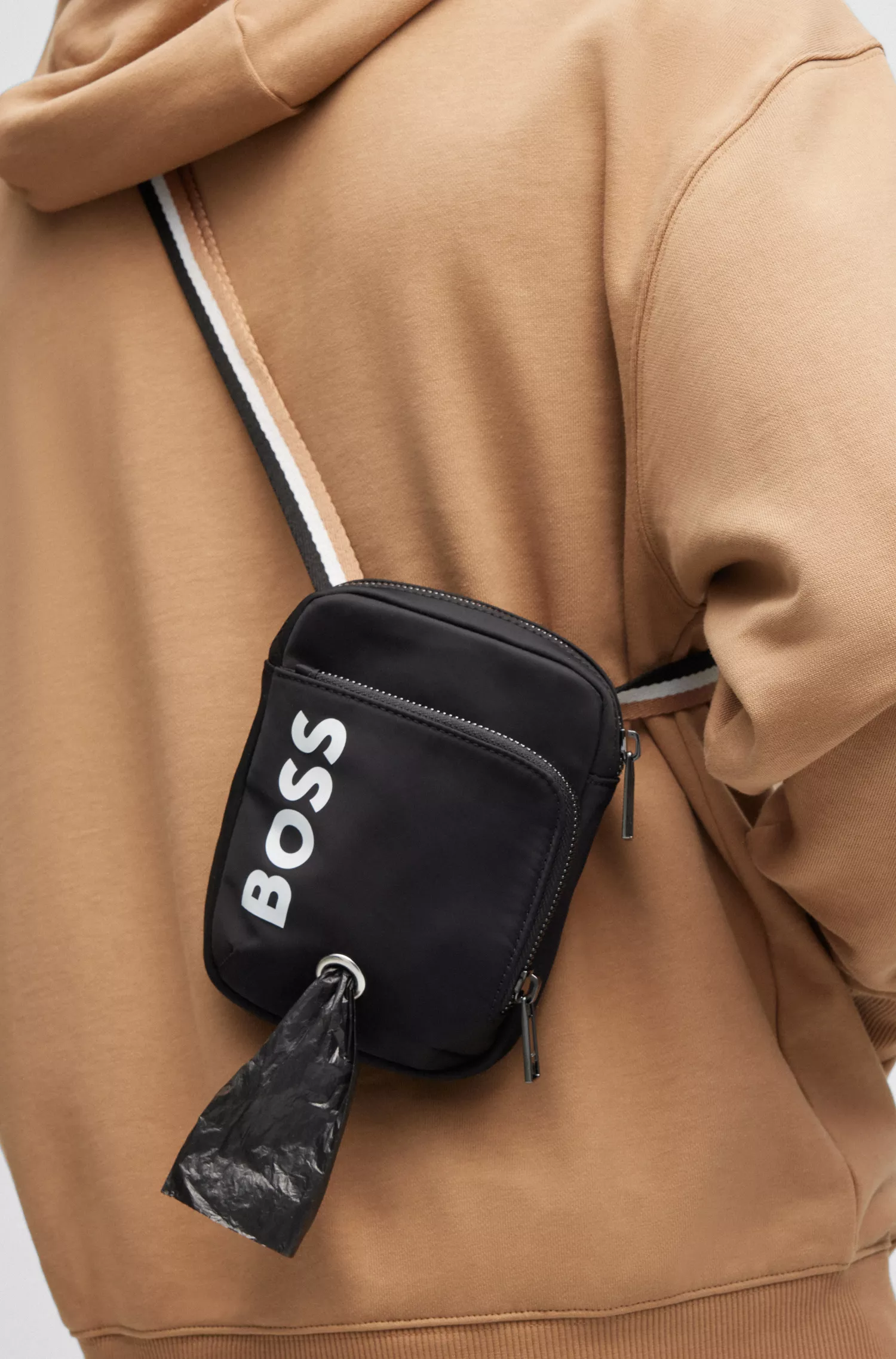 Bolsa transversal preta BOSS para passear com o cachorro, com logotipo contrastante.