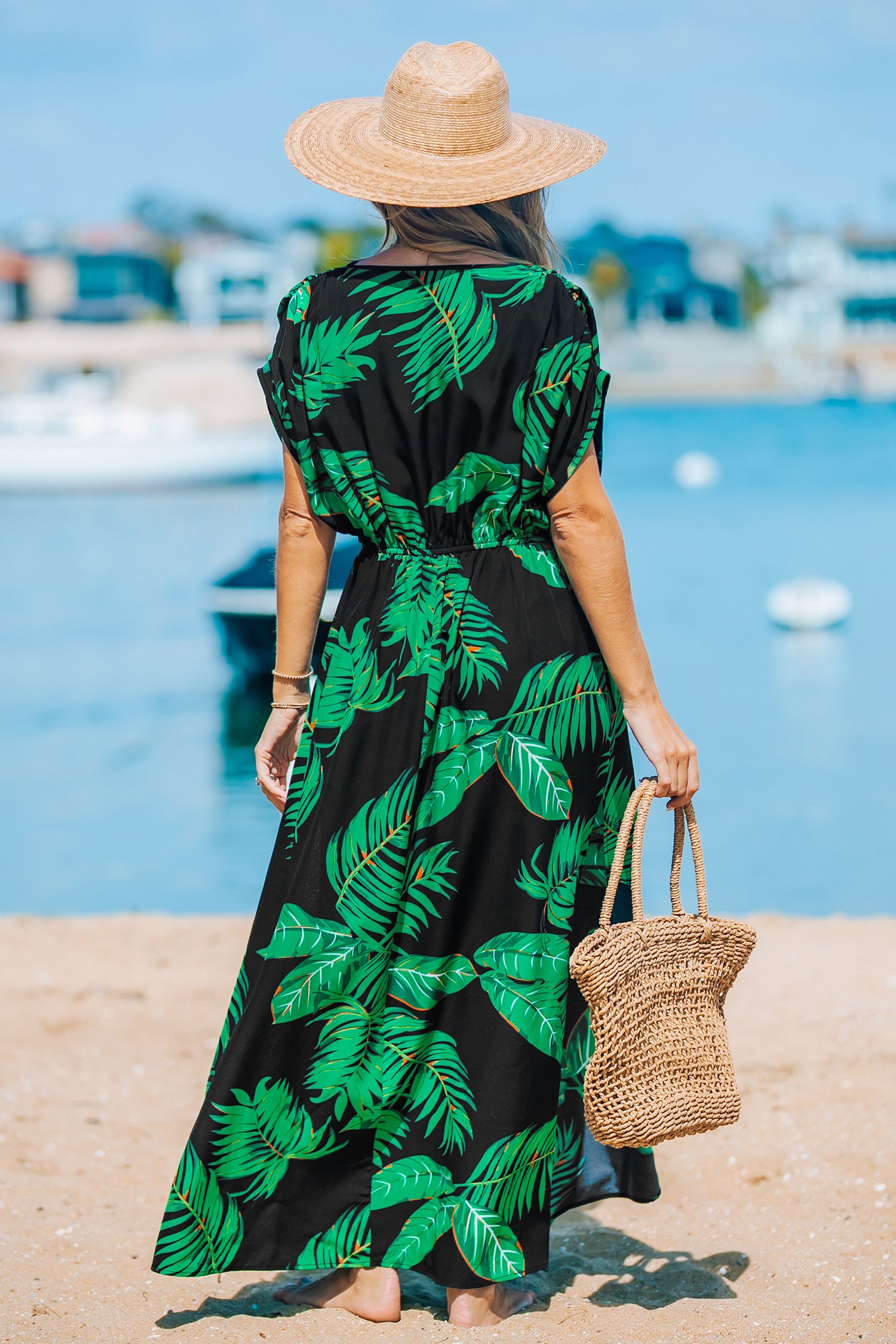 Robe maxi à manches courtes et fendues avec feuilles tropicales