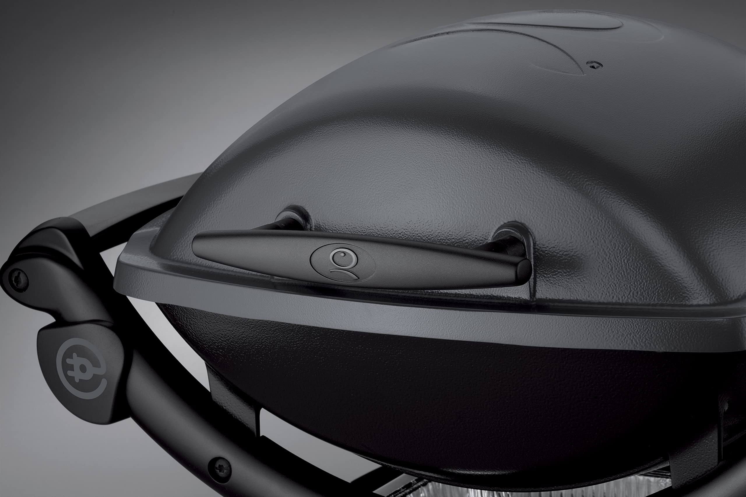 Weber Q1400 Barbecue électrique, surface de cuisson 43 x 32 cm, nomade, grille en fonte émaillée divisée en 2 parties, couvercle et cuve en fonte d’aluminium – Gris foncé (52020053)