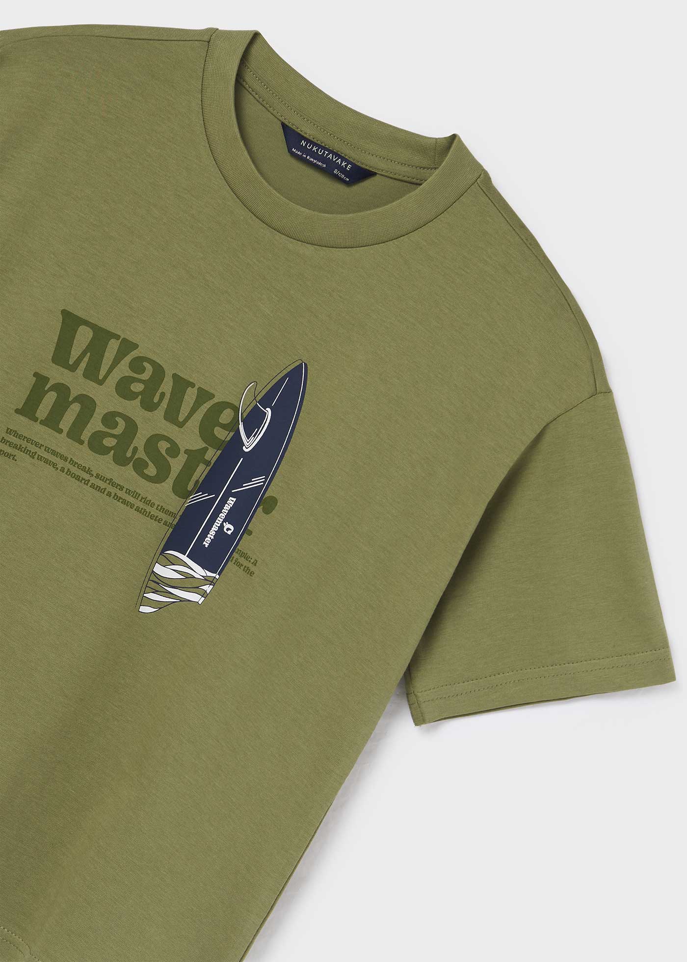 Camiseta infantil com estampa sustentável em algodão.
