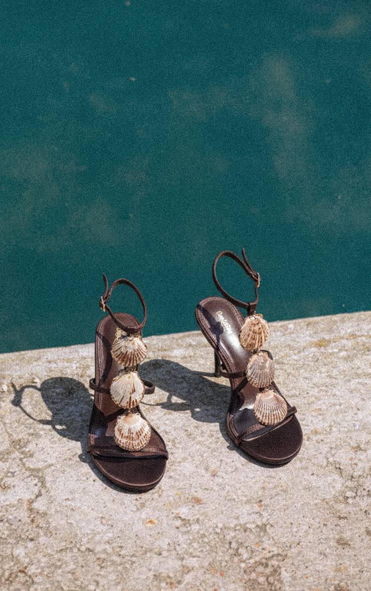 Chocolat Sandales À Talons Ajourées Avec Ornements Coquillage En Satin