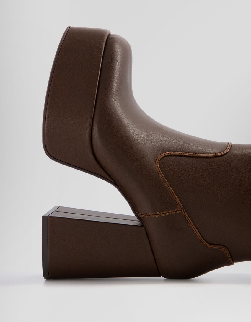 Botas de cano curto com plataforma e salto alto