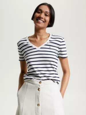 Camiseta de algodão orgânico com decote em V e modelagem slim.