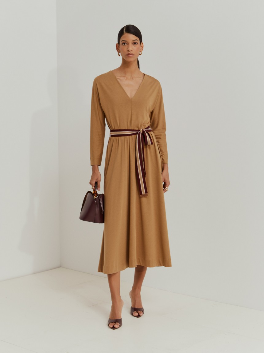 Vestido midi de malha com cinto