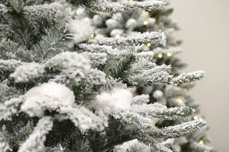 Oslo - Snow Pine - Kunstkerstboom - Groen - 150 cm - Ø 88 cm - 1.110 tips - Besneeuwd - Metalen voet