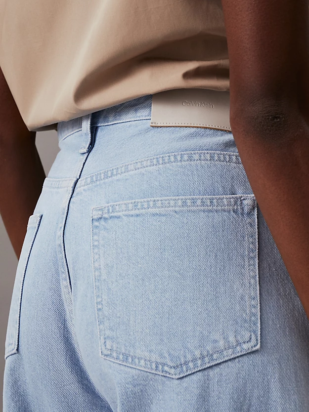 Calça jeans de cintura alta e pernas largas