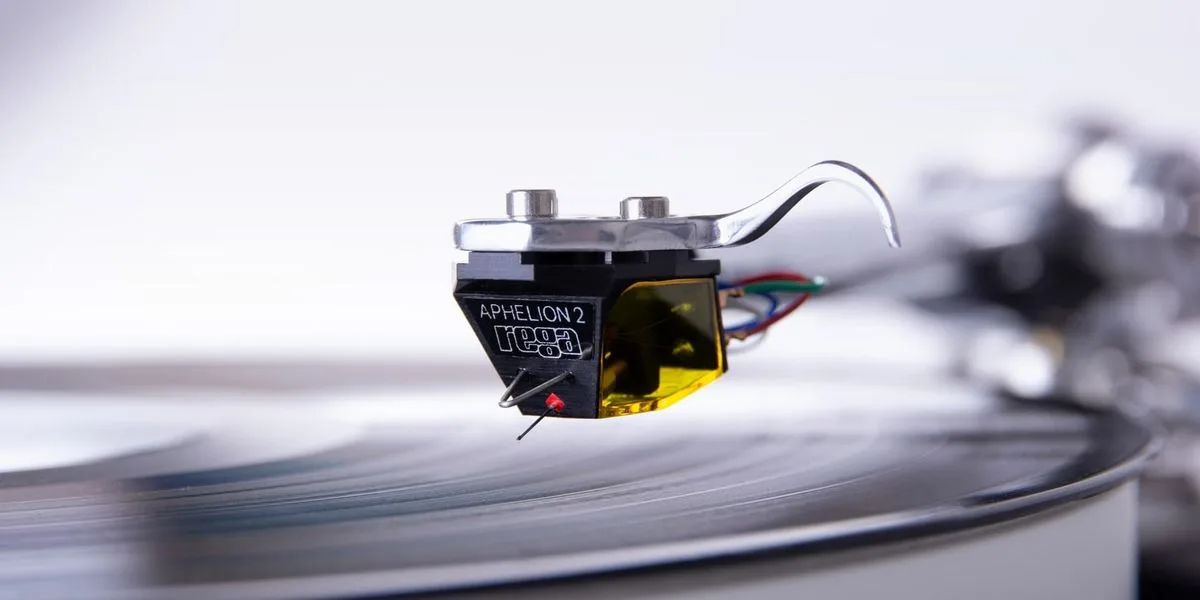 Rega Planar 10   Aphelion 2 MC Platines vinyle hi-fi