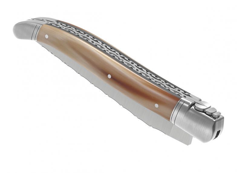 Couteau Laguiole prestige avec un manche en pointe de corne blonde et mitres en acier inoxydable