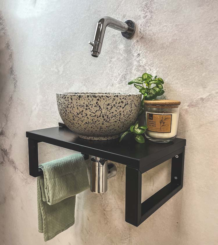 Saniclear Lovi fonteinset met zwart-witte terrazzo waskom en chromen kraan voor in het toilet