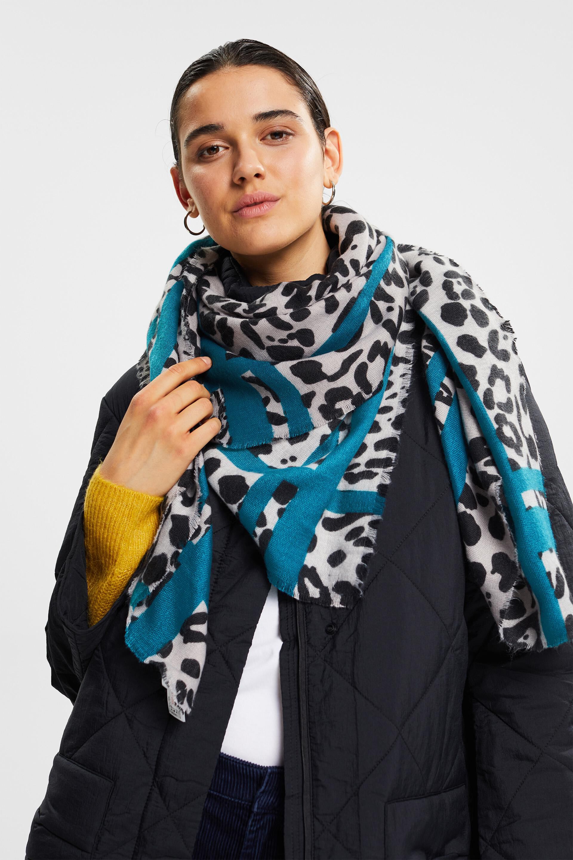 En matière recyclée le foulard au look léopard