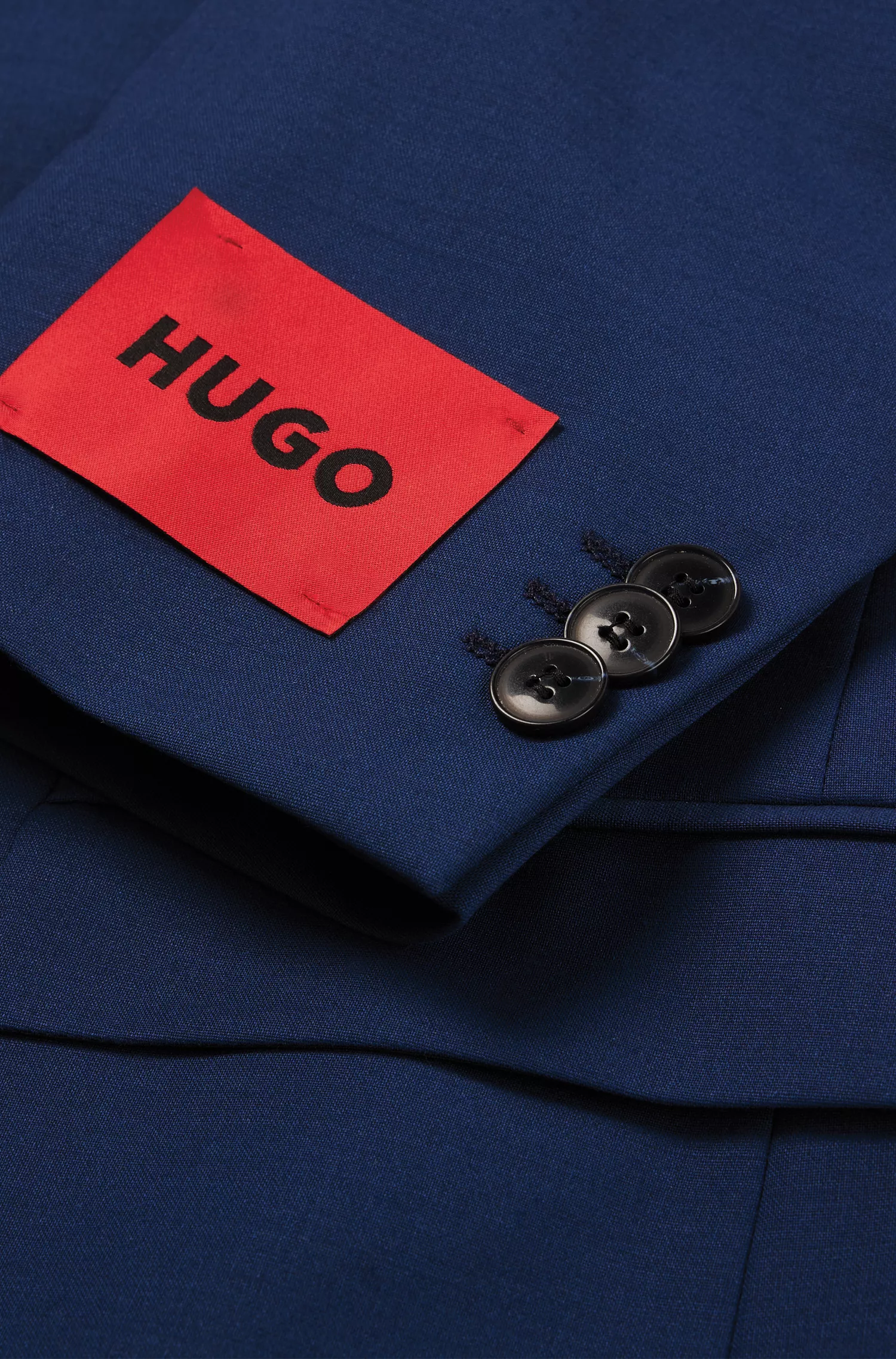 Terno HUGO vermelho, extra slim fit, em tecido de alta performance com elasticidade.