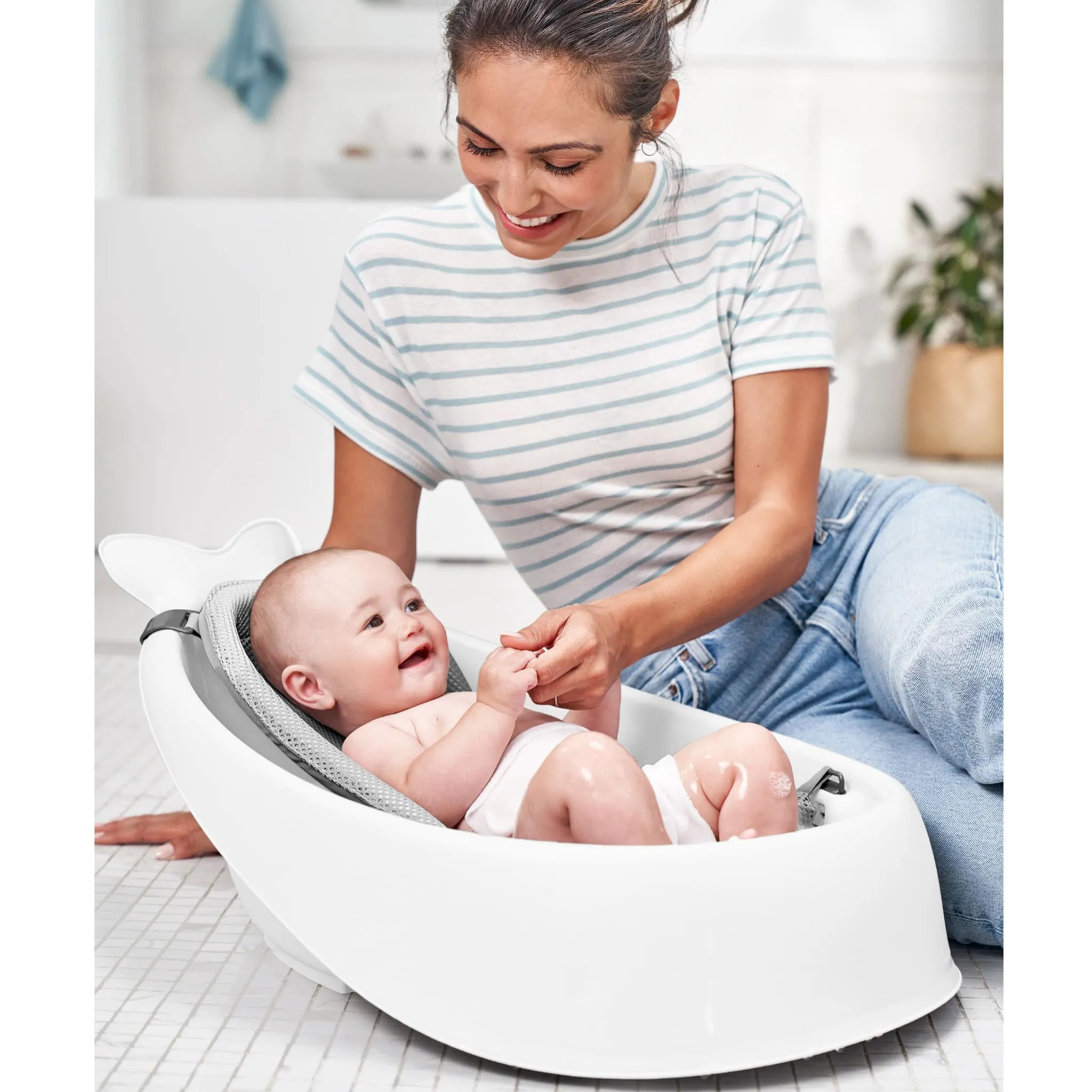 Skip Hop Bain Baleine MOBY® Smart Sling™  3-en1 - Blanc