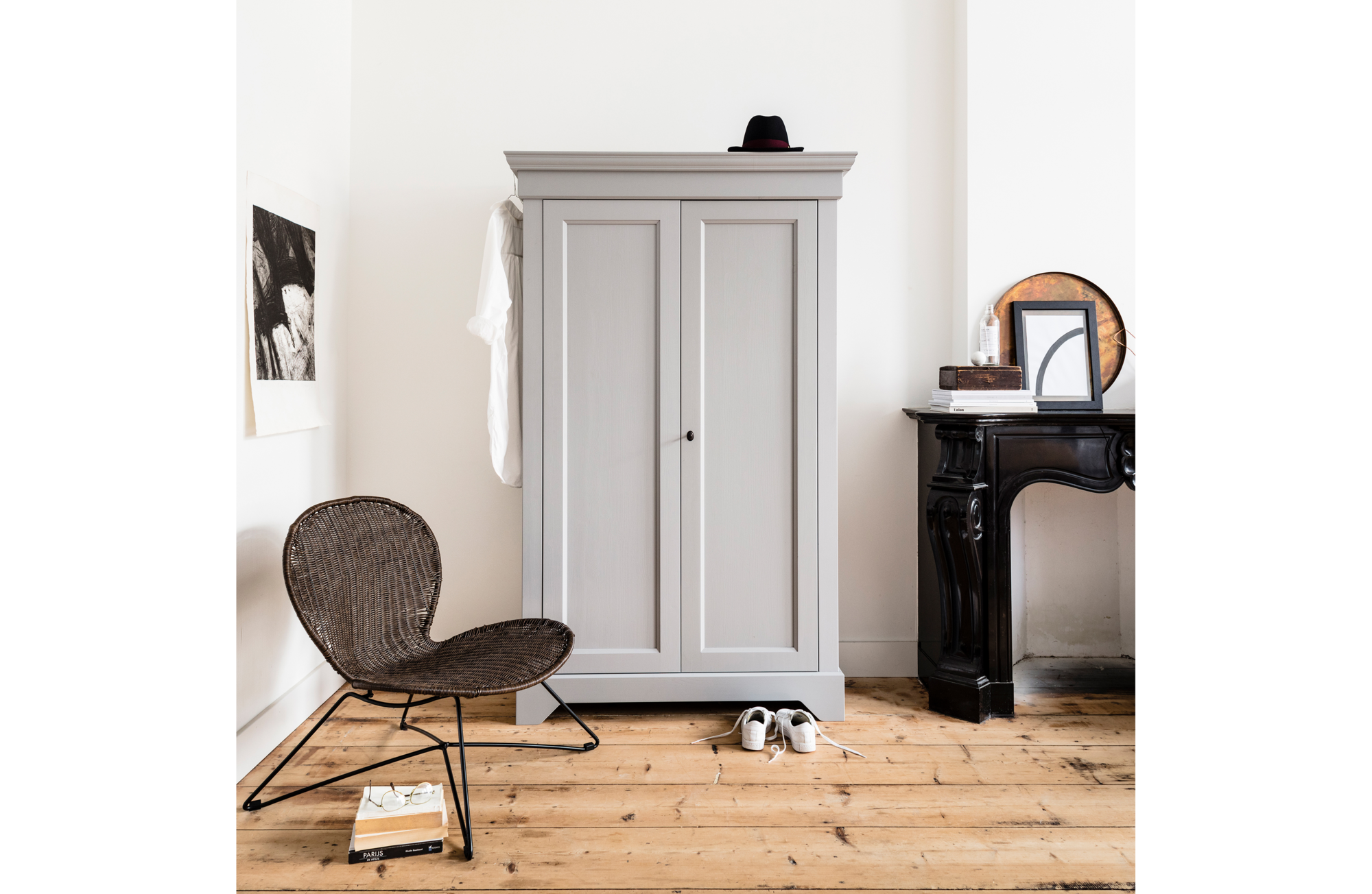 WOOOD brocante kast Isabel grenen [fsc] Zwart