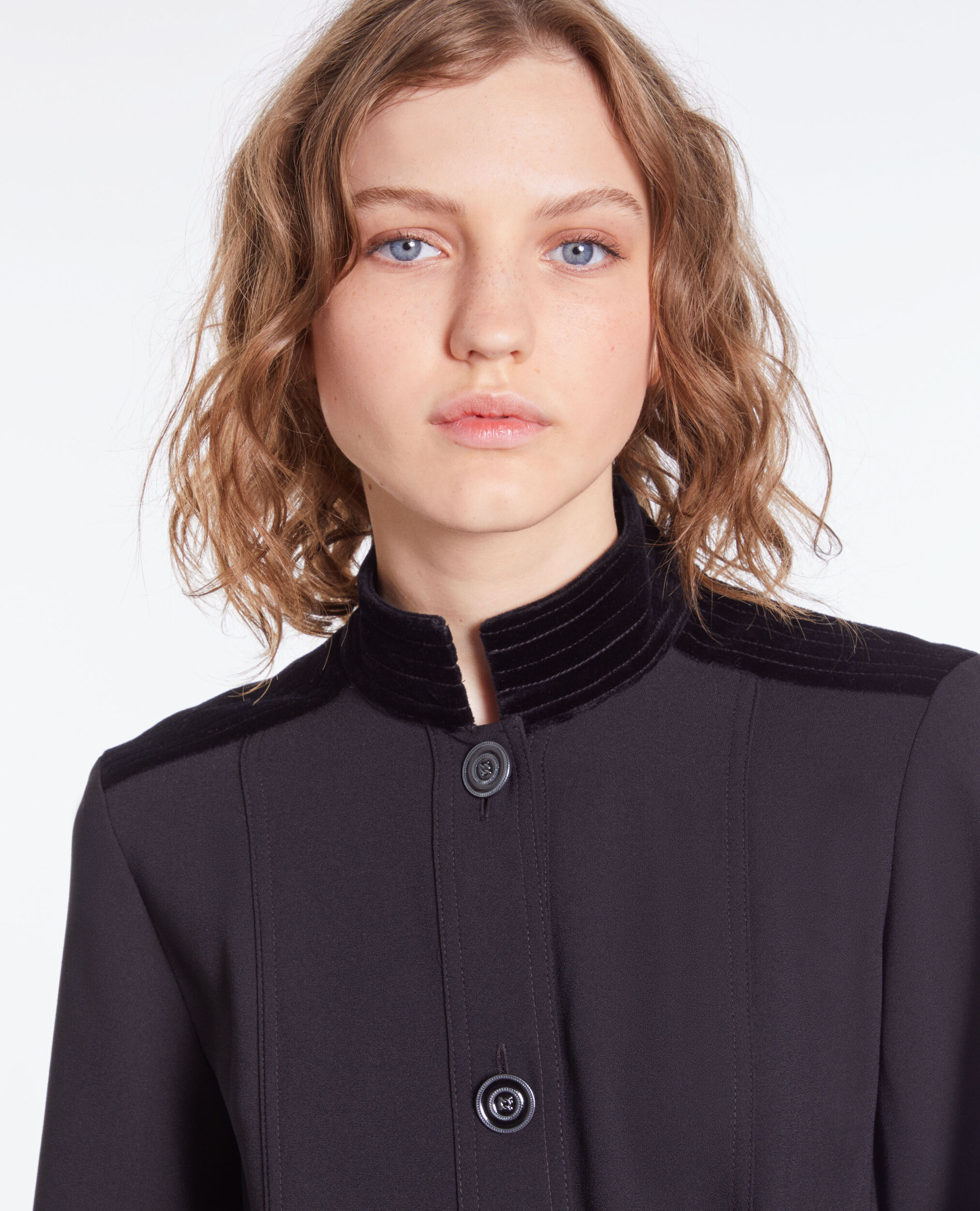 Robe courte noire en crêpe avec détails en velours