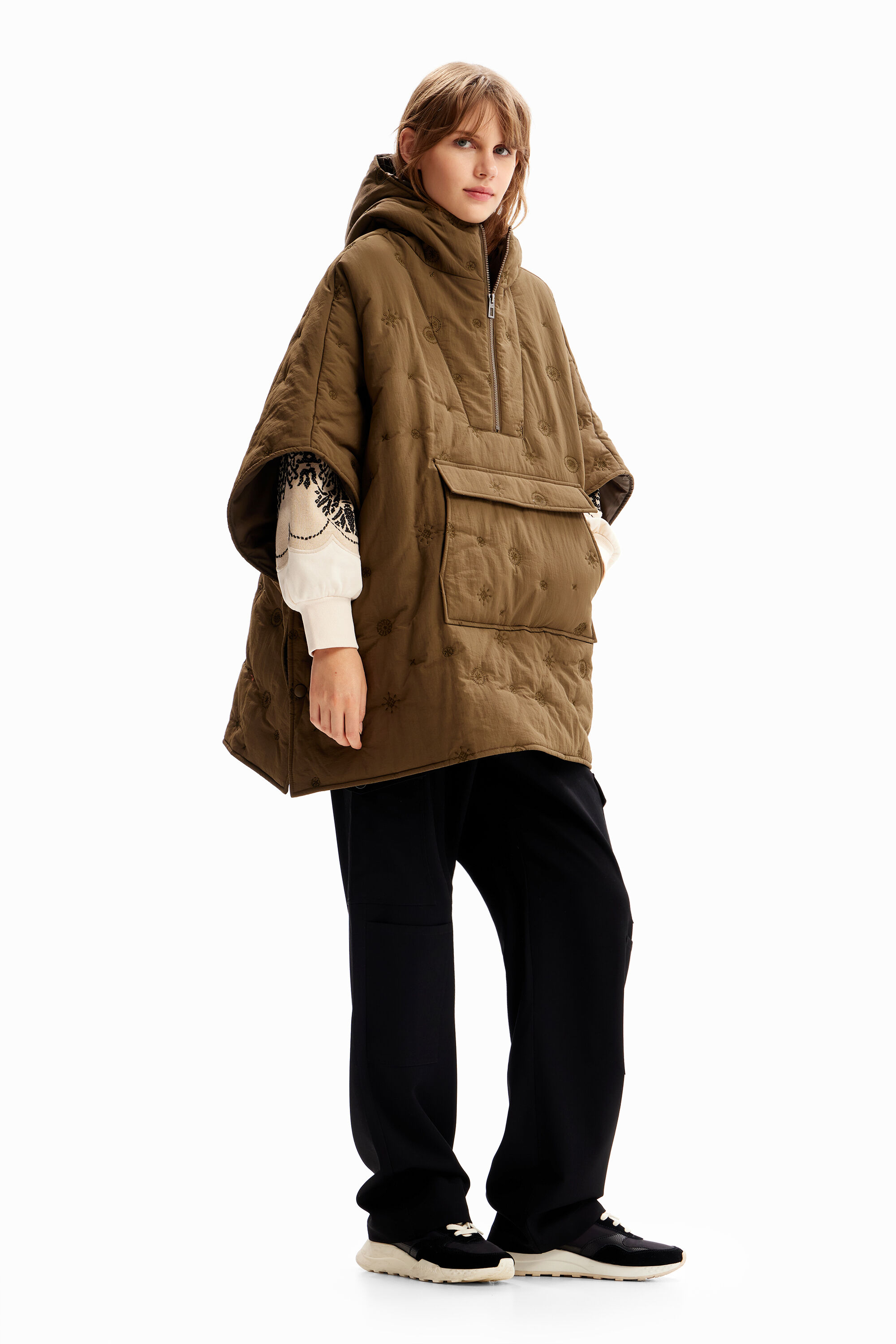 Poncho acolchoado bordado