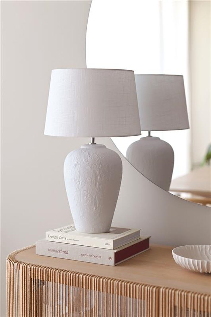 Struktur bordlampe Hvit keramikk med hvit skjerm. H58cm
