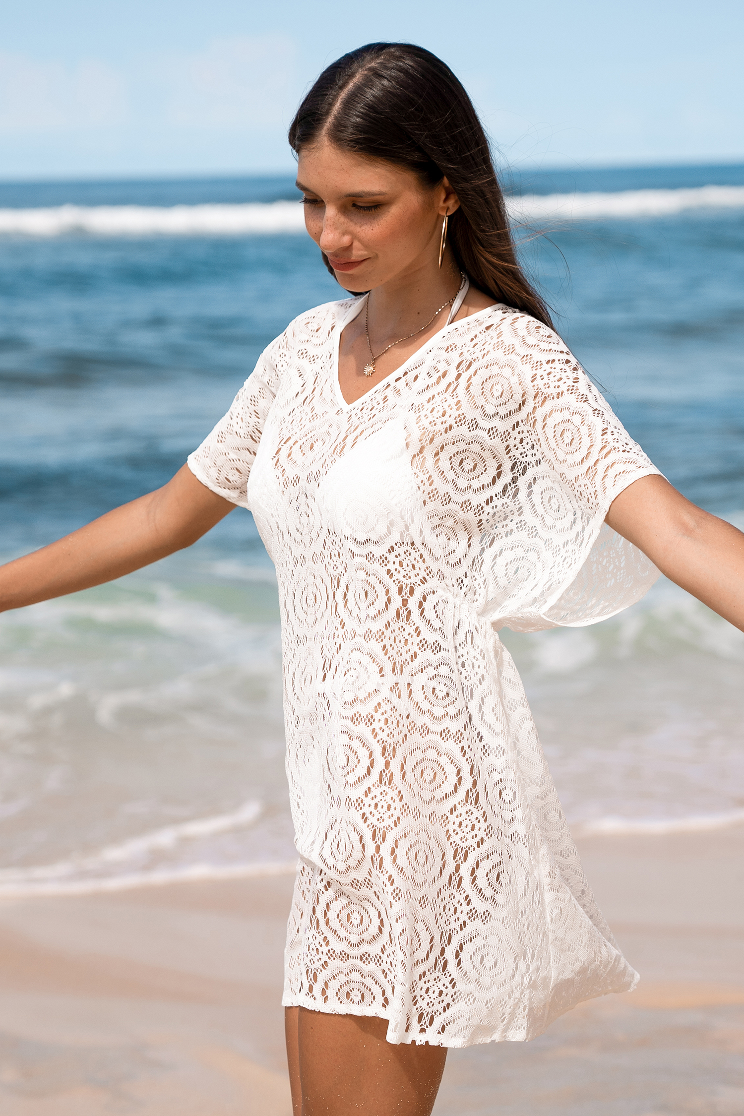 Robe cover up mini avec manches dolman à napperon blanche