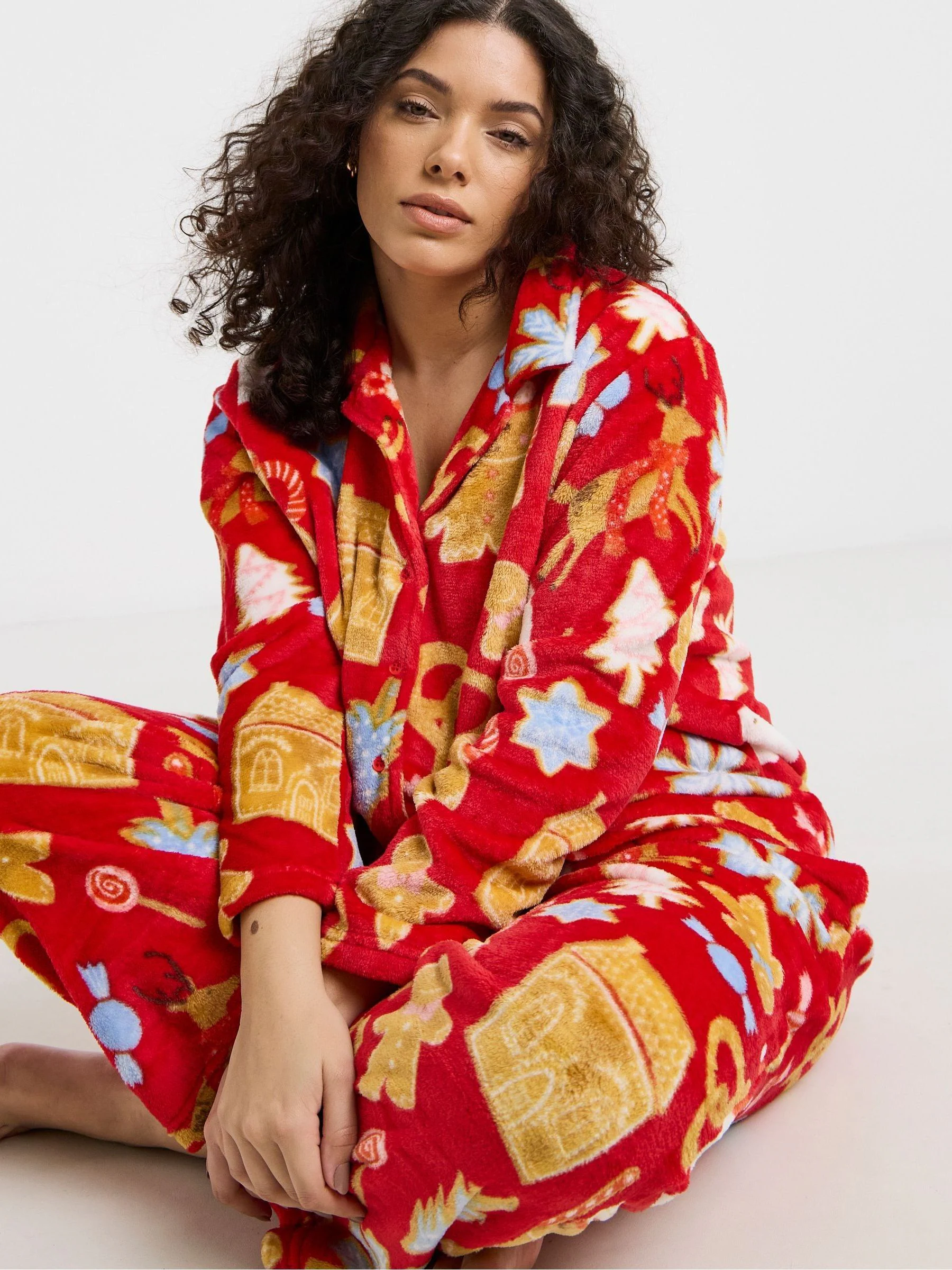 Rood - Simply Be Pretty Secrets Fleece Button Through Christmas Gingerbread Pyjama Set