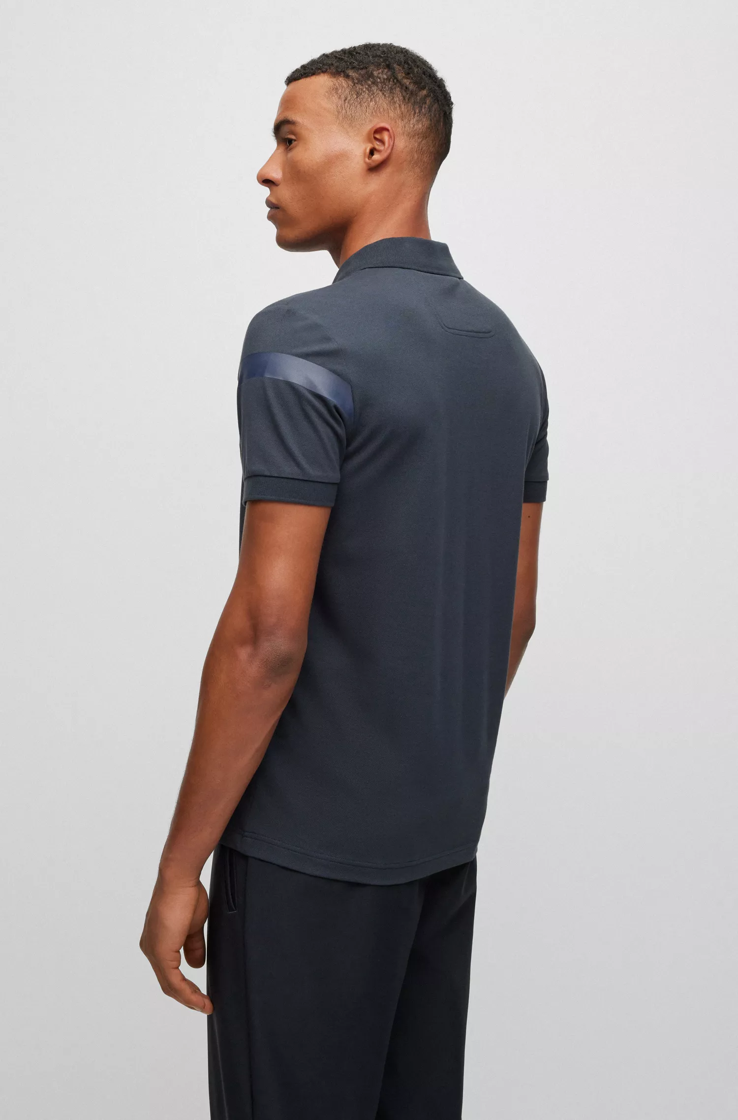 Camisa polo BOSS verde, corte slim, com listras e logotipo.