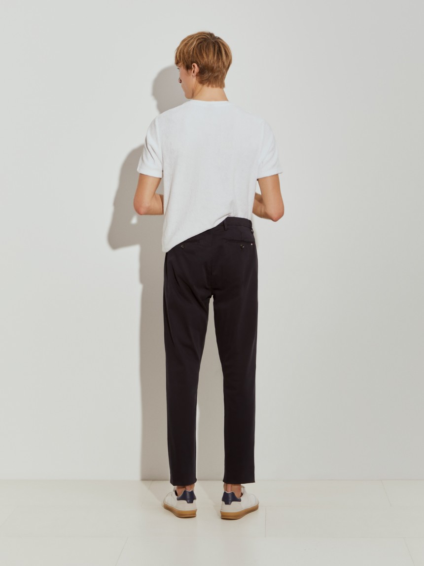 Calças chino regular fit com pregas