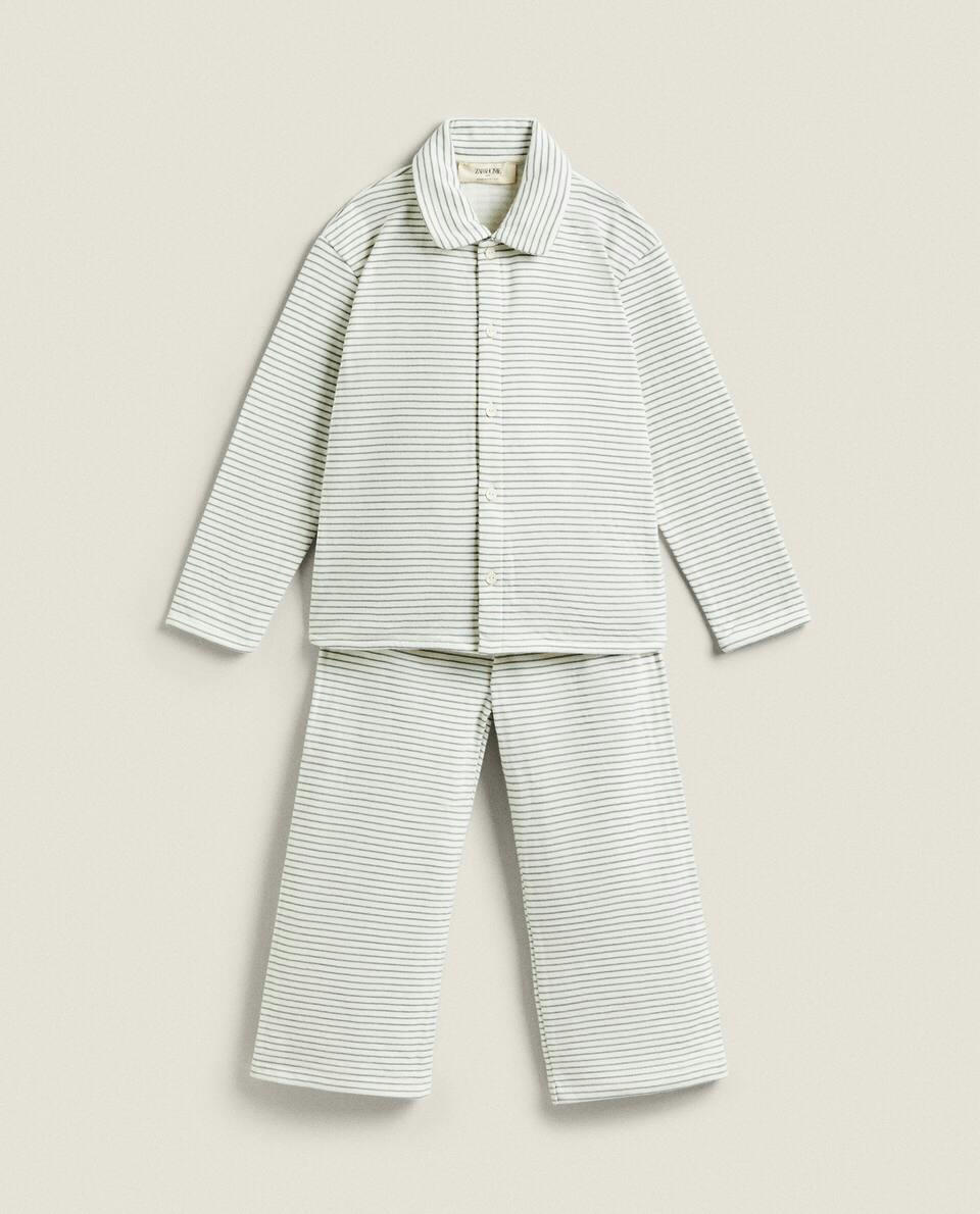 Conjunto de pijama infantil listrado