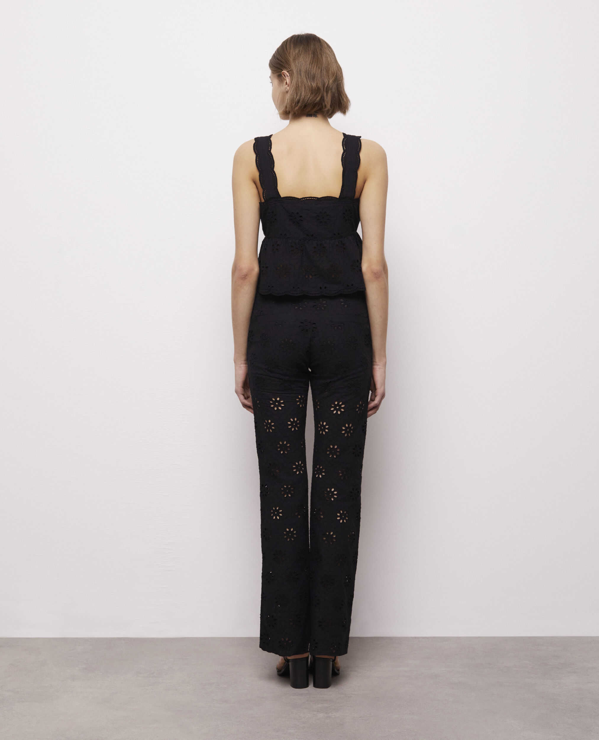 Top court noir en Broderie Anglaise