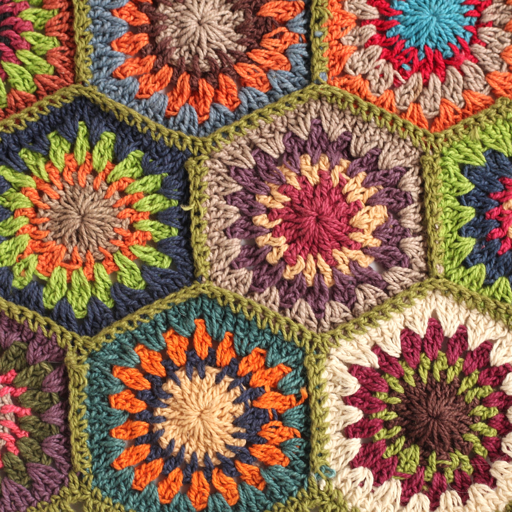 Sitz-Cover gehäkelt, grüne Umrandung, T 45 cm, B 45 cm von fischer's lagerhaus