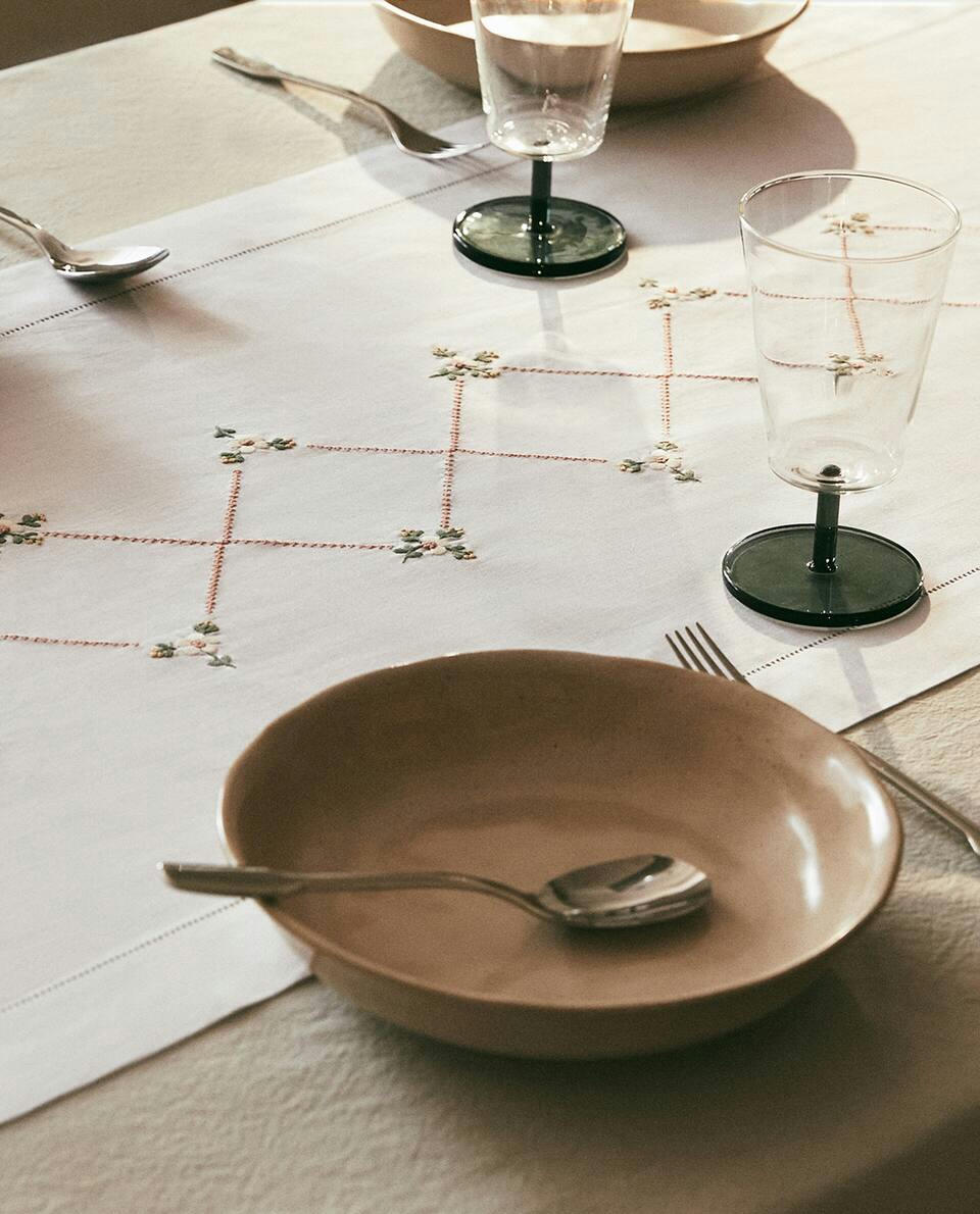 CAMINHO DE MESA COM FLORES BORDADAS