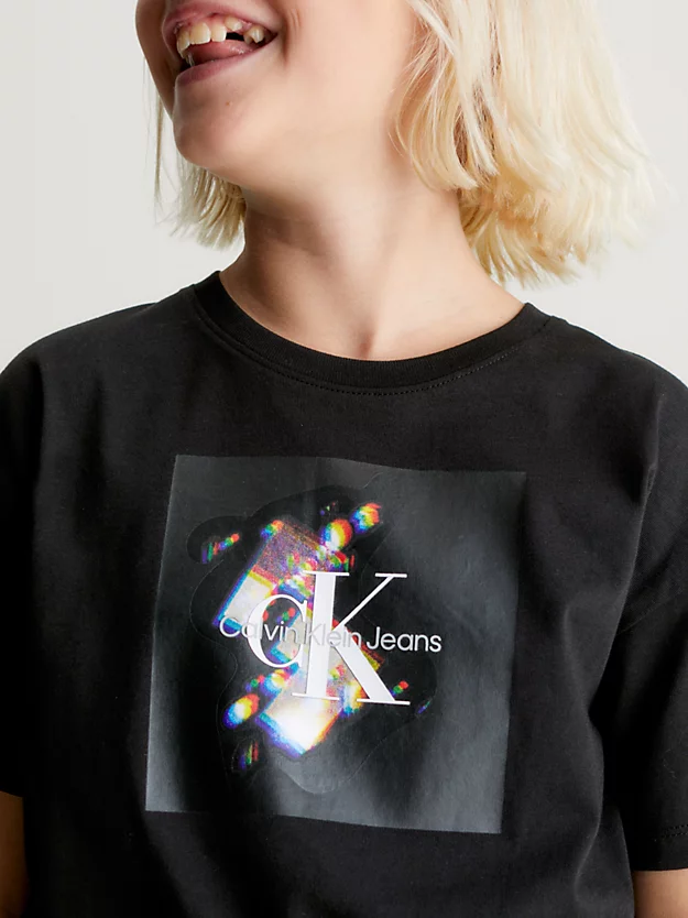 Camiseta cropped com estampa de logo